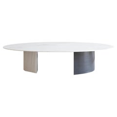 Table basse sculpturale d'angles coupés par on.Entropy, en marbre blanc et bronze