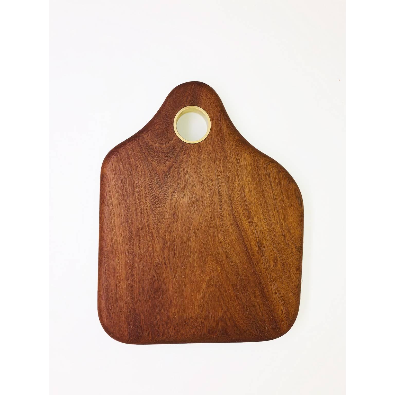 The cutting gourmet board is made in Brazilian solid wood Cumaru with brass insert. Finishing in mineral oil suitable for food.
To maintain the cutting gourmet board after use, wash in cold water with a neutral soap. Leave in an open surface to