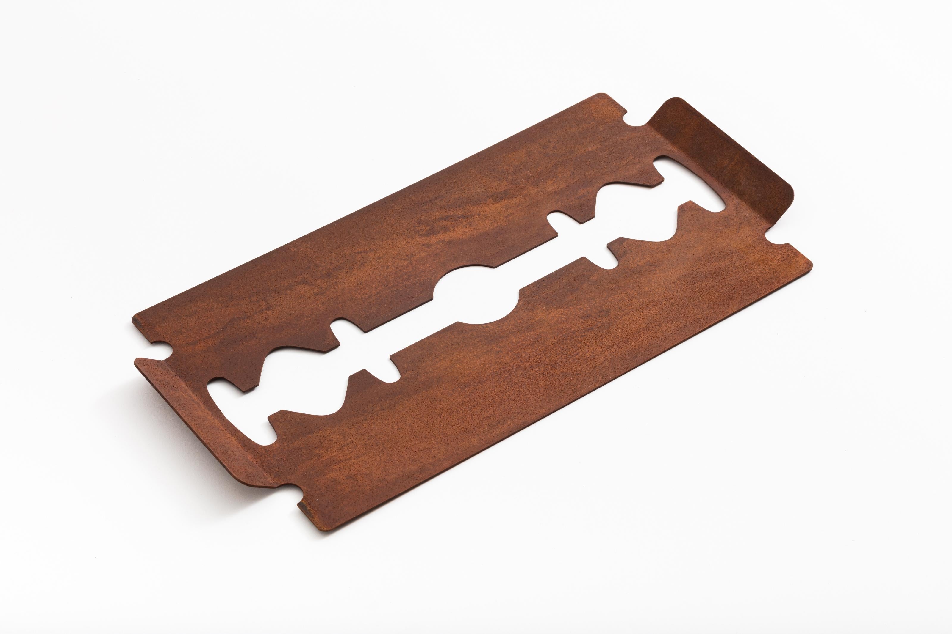 cutting tray
Irreverent piece inspired by the razor blade.

Made of laser corten steel.

The tray looks beautiful displayed on the wall! It can be used as a practical object or as part of the decoration of the environment, just use your imagination,