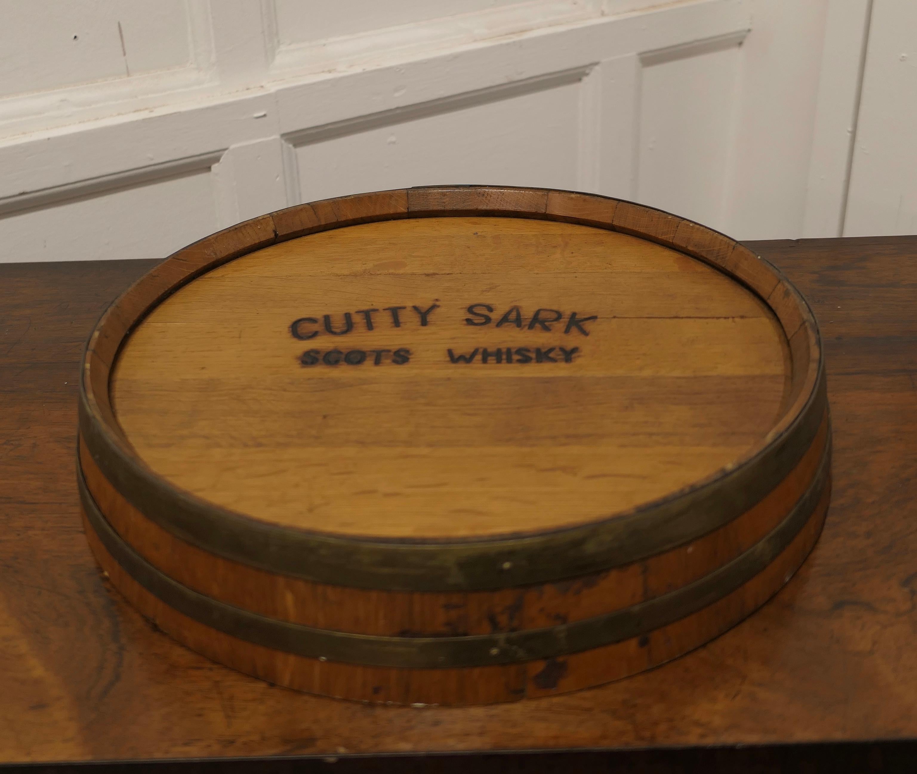 Cutty Cutty Sark Schottisches Whisky-Fass Oberschale

Ein gut aussehendes Stück, in goldener Eiche und Messing gebunden, dieses Fass Top-Tablett hätte Stolz auf die Bar, um einen Dram oder 2 servieren hatte  
Das Tablett hat Griffe und ist ein