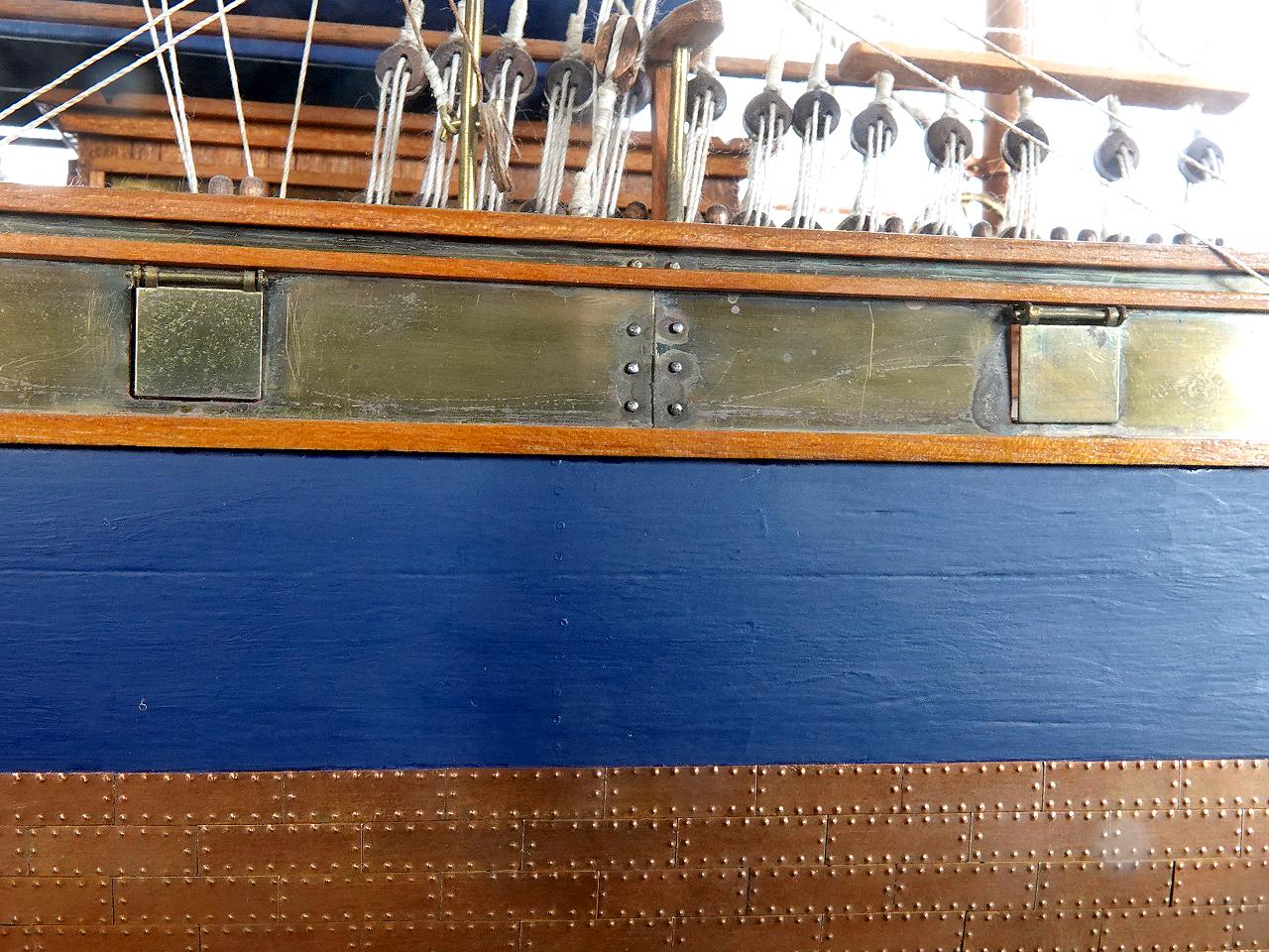 Mahogany Cutty Sark Ship Model In Glass Case - Amazing Detail For Sale