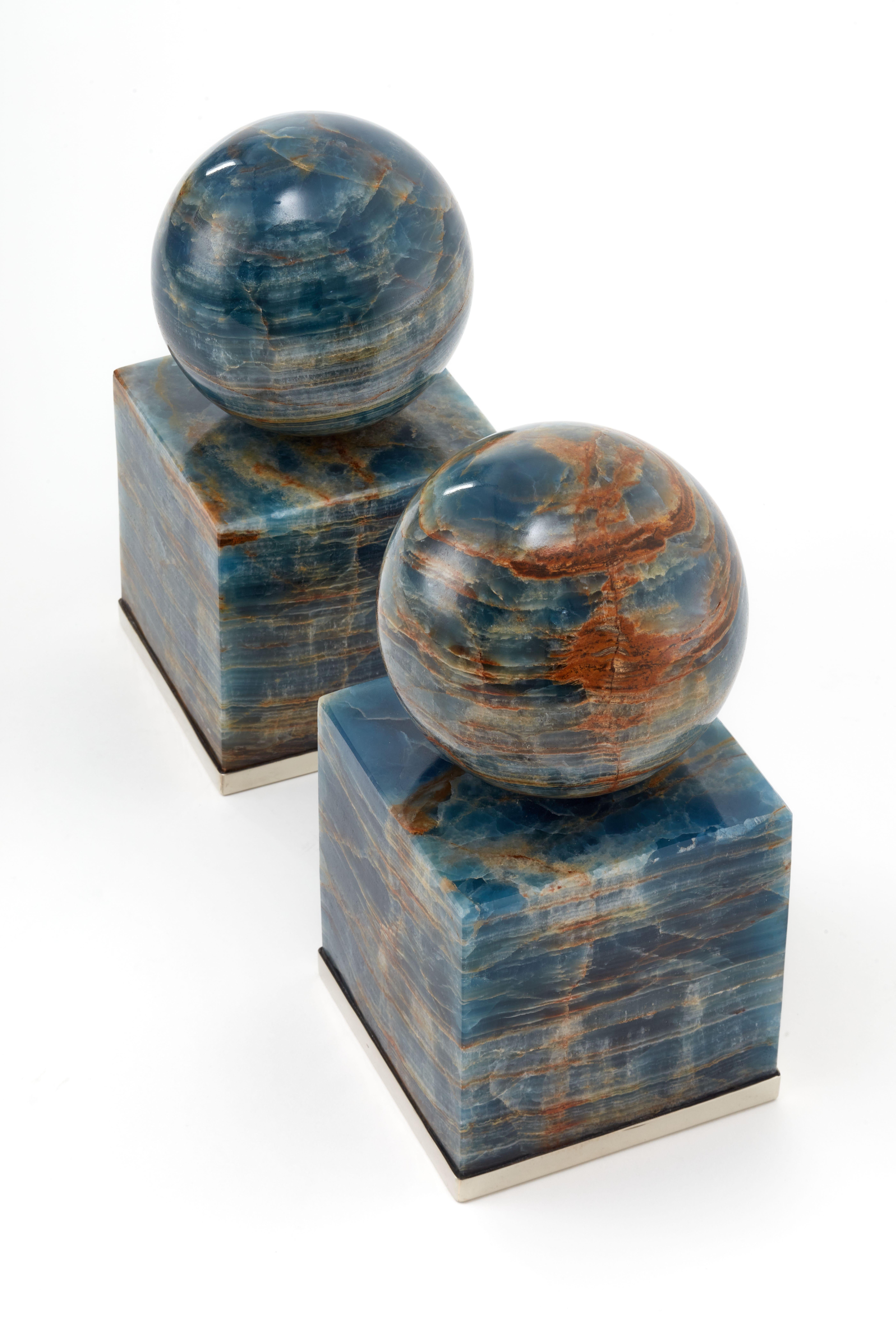 Moderne Grande alpaga argentée et bleue Cuyo  Paire de serre-livres en pierre d'onyx en vente