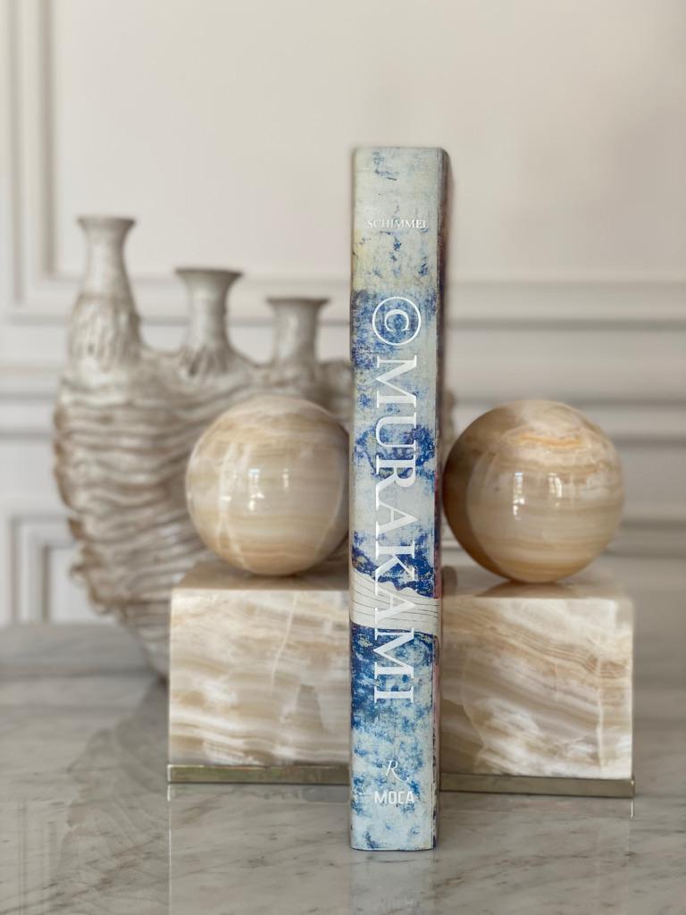 XXI secolo e contemporaneo Coppia di reggilibri Cuyo Medium Alpaca in argento e pietra onice crema in vendita
