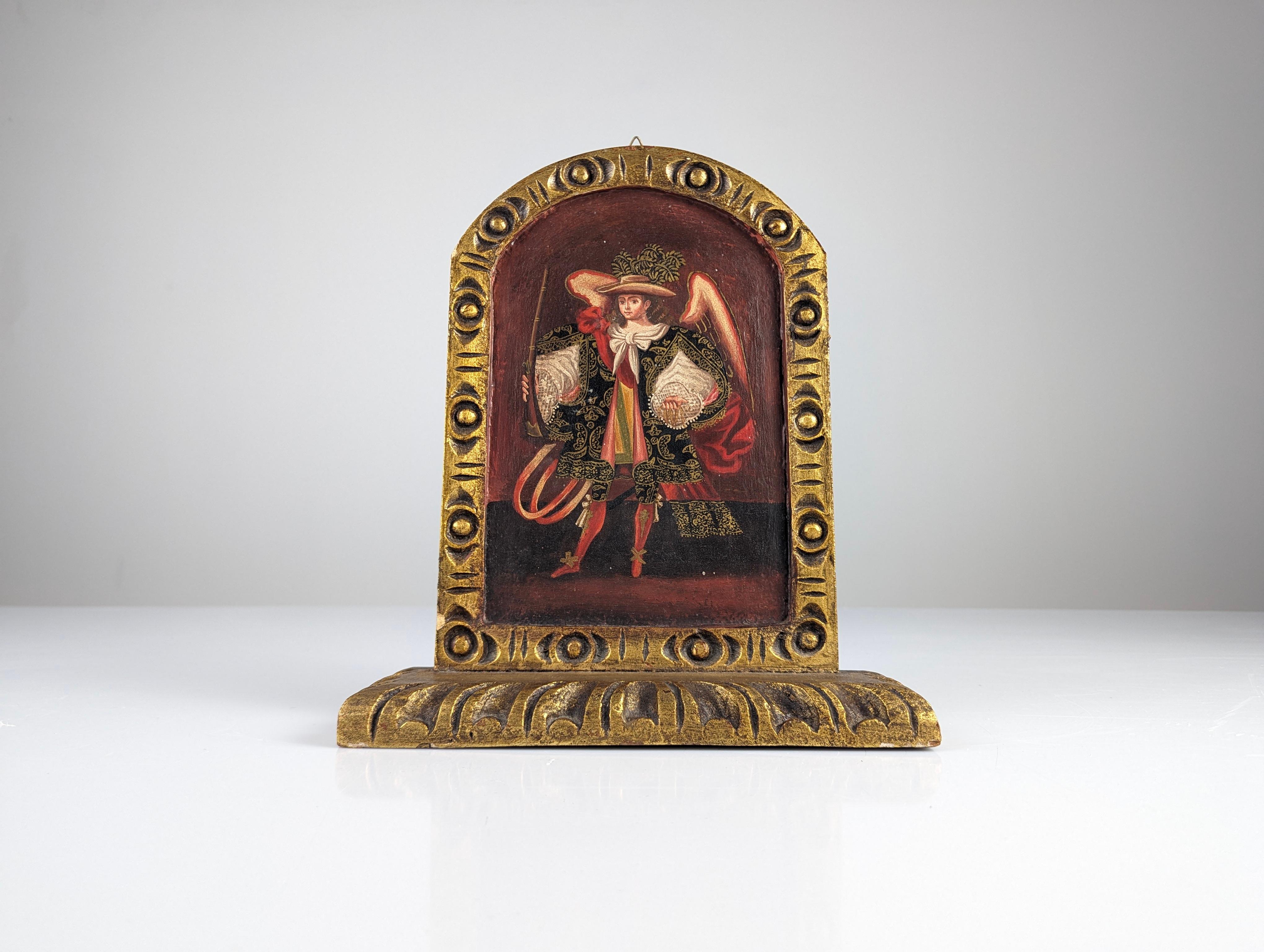 Bellissima pala d'altare di Cusco raffigurante un bellissimo Arcangelo Arquebusier dipinto a olio. Si possono notare dei segni ai lati di quelle che sarebbero state le cerniere di due porte per proteggere l'opera come trittico.

Dimensioni
