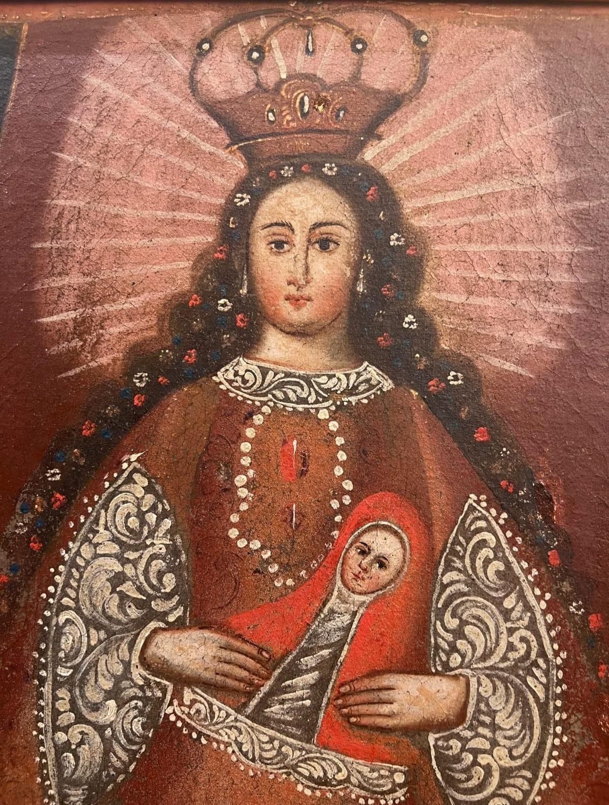 Wir präsentieren Ihnen dieses Ölgemälde auf Leinwand vom Ende des 18. Jahrhunderts, das die Jungfrau Maria darstellt, die das kleine Jesuskind in ihren Armen hält. 

Die Malerei folgt dem Stil der Cuzco-Schule (Escuela cuzqueña) - einer