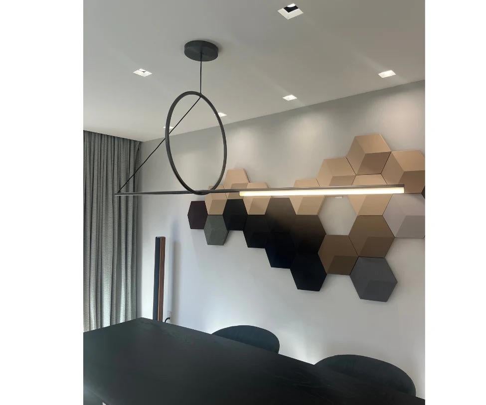 Per quanto possa sembrare leggero, le forme di Cercle & trait si sfregano e si tengono insieme in un equilibrio sapientemente dosato. Un ciondolo grafico, disponibile in diverse finiture, è sostenuto da un piccolo filo.

Finitura: grafite satinata SG