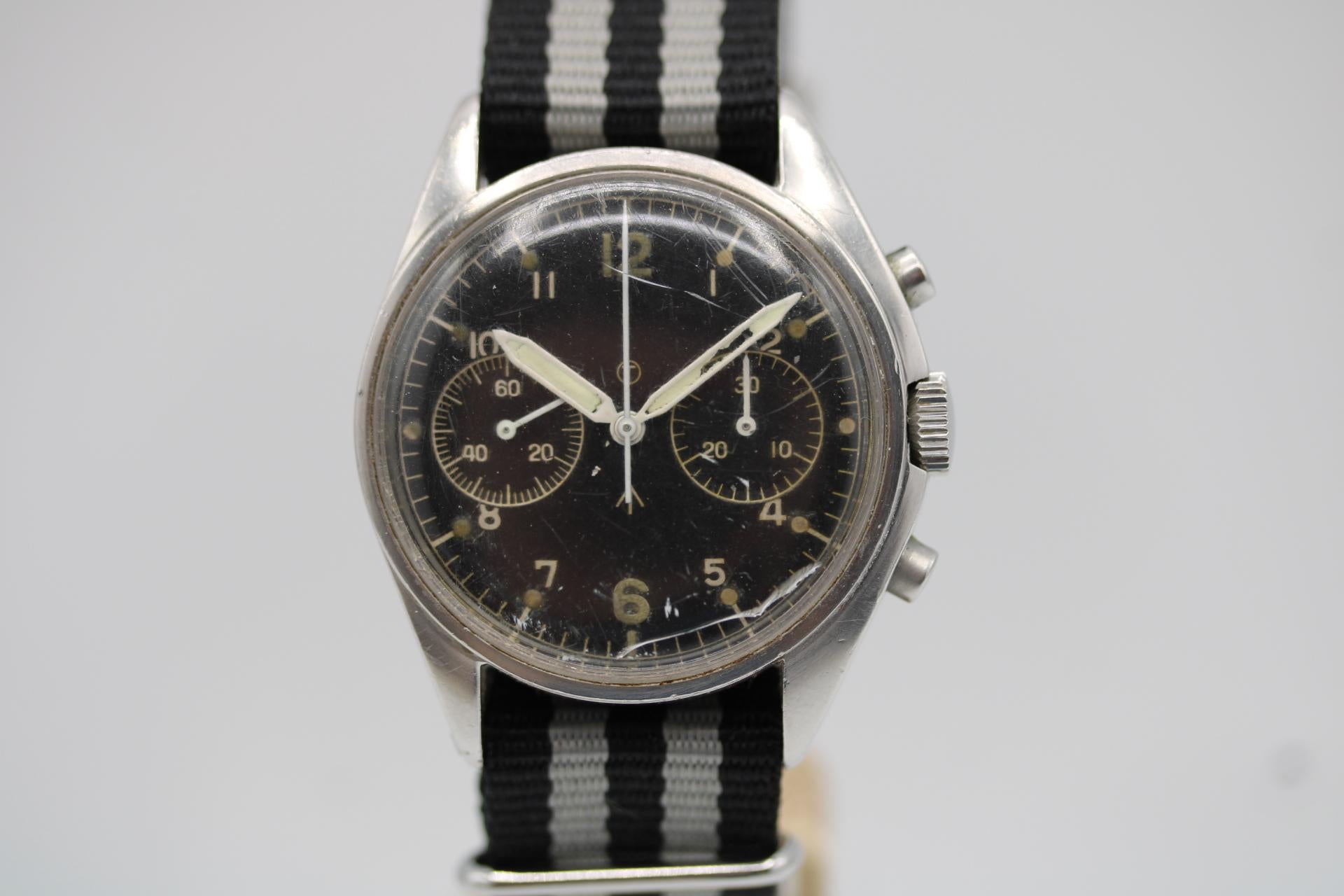 CWC 6BB Chronograph - Steriles Zifferblatt  RAF-Uhr mit Militärausgabe  Valjoux 7733  Tritium  Broad Arrow  Circa 1970er Jahre

Dieser authentische CWC 6BB Chronograph ist ein echtes Stück britischer Militärgeschichte. Dieser vom