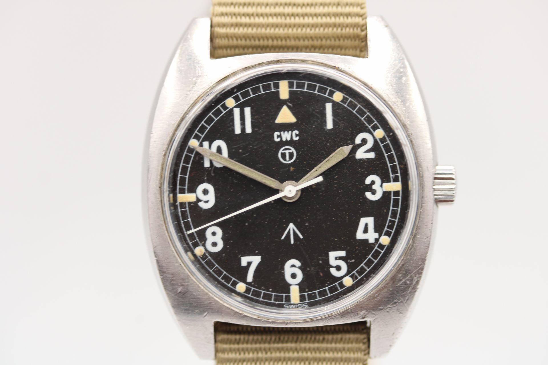 Une montre militaire britannique originale pour un prix ridiculement bas, cette CWC W10 de 1977 aurait été délivrée à l'armée britannique après avoir été lancée au début des années 70.

Mouvement à remontage manuel offrant une réserve de marche