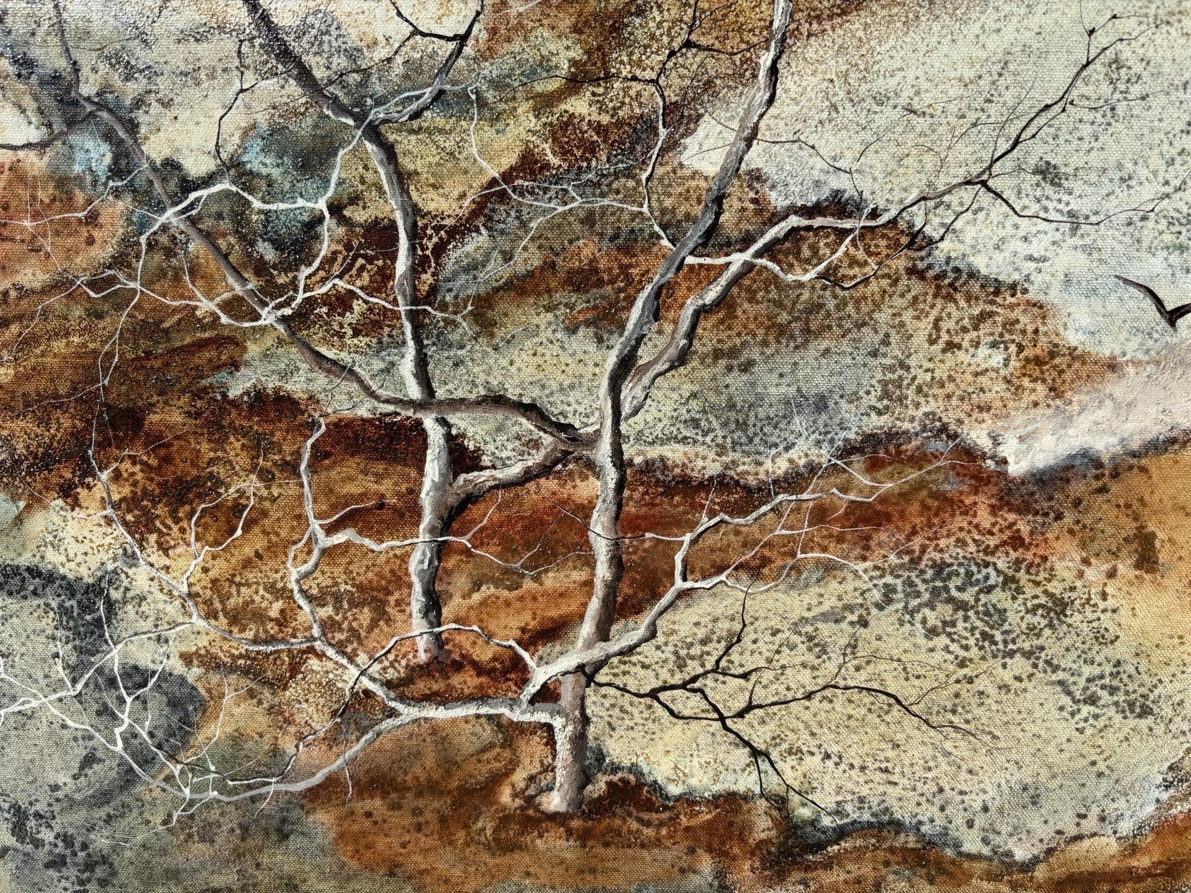 Un olio su tela incorniciato dell'artista americano quotato C.A.I.C. Olson. Tipiche del suo stile, le scene raffigurano un albero con lunghi rami strascicati, privo di foglie, su uno sfondo fluido nei toni della terra. Firmato in basso a destra. Con