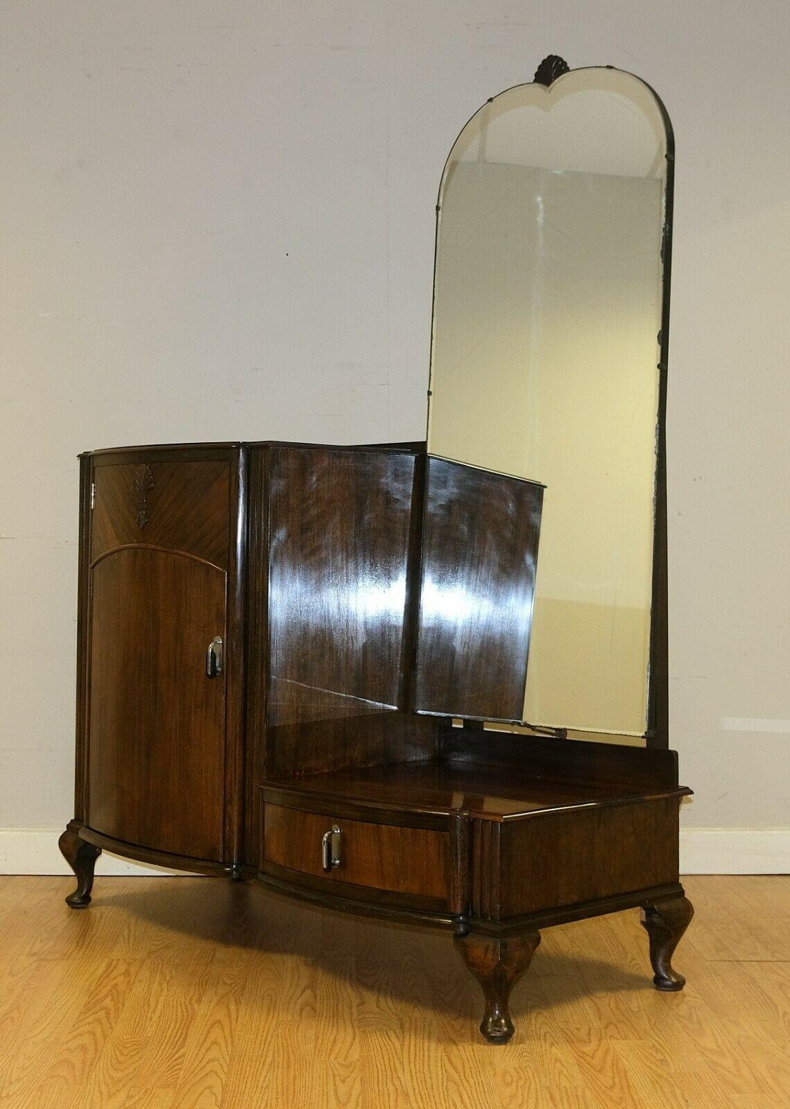 Nous sommes ravis d'offrir à la vente cette magnifique coiffeuse en noyer de Birmingham sur pieds cabriole de A.I.C. Cabinet Works.

Cette pièce fait partie d'une suite comprenant une armoire pour dames, un lit et une armoire double. Cette