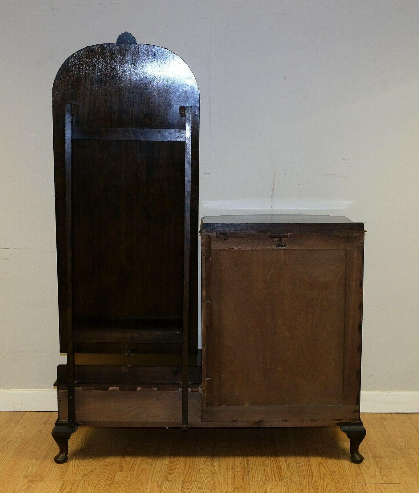 Anglais A.I.C. Arte Table de toilette en noyer sur pieds cabrioles Miroir complet et trois tiroirs en vente