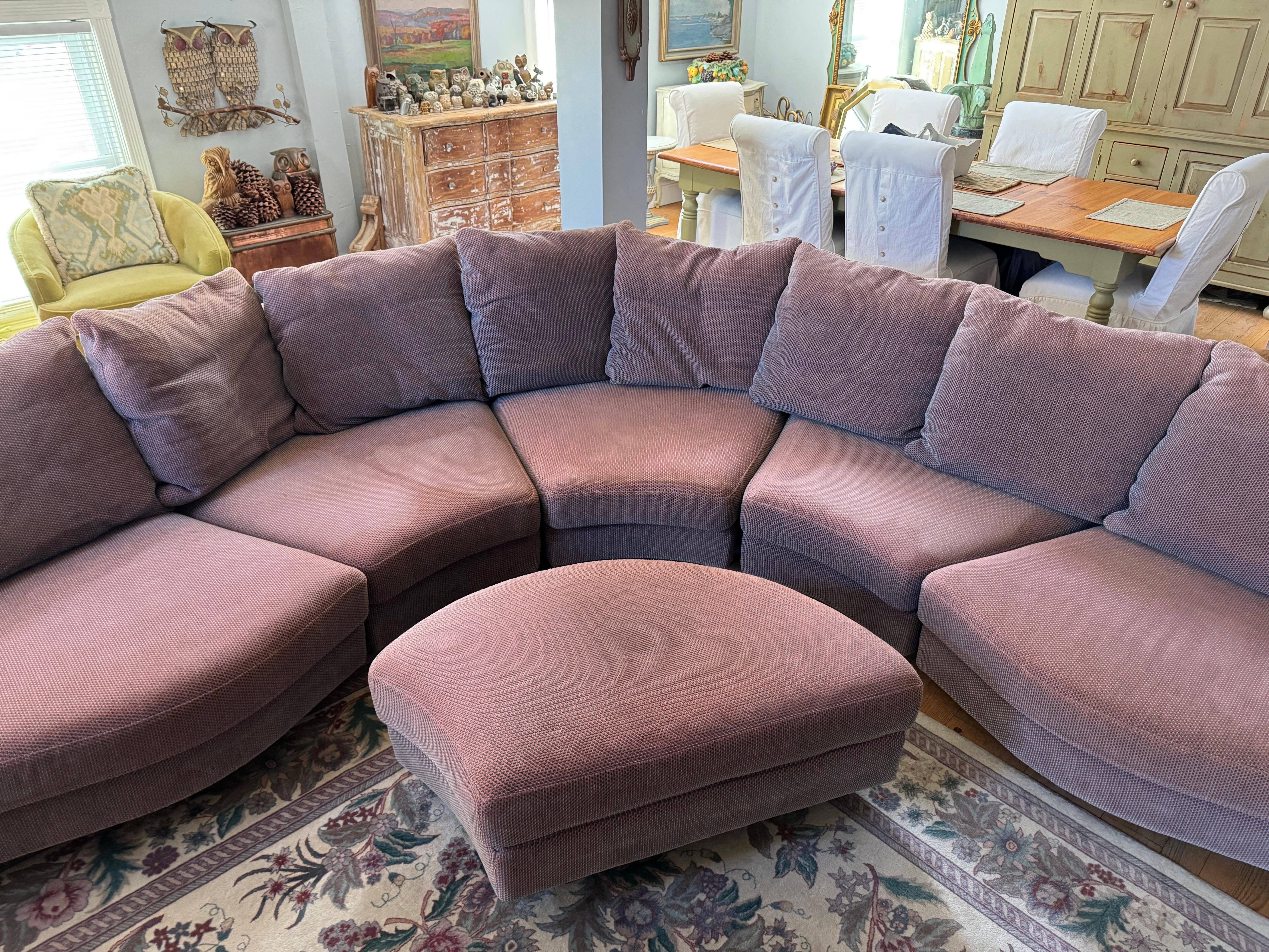  Collection Design/One Canapé sectionnel biomorphe serpentin. Style classique du milieu du siècle. En chenille bleu/violet. Comprend 5 sections plus l'ottoman. Structure saine mais décoloration du tissu d'ameublement et quelques taches sur le