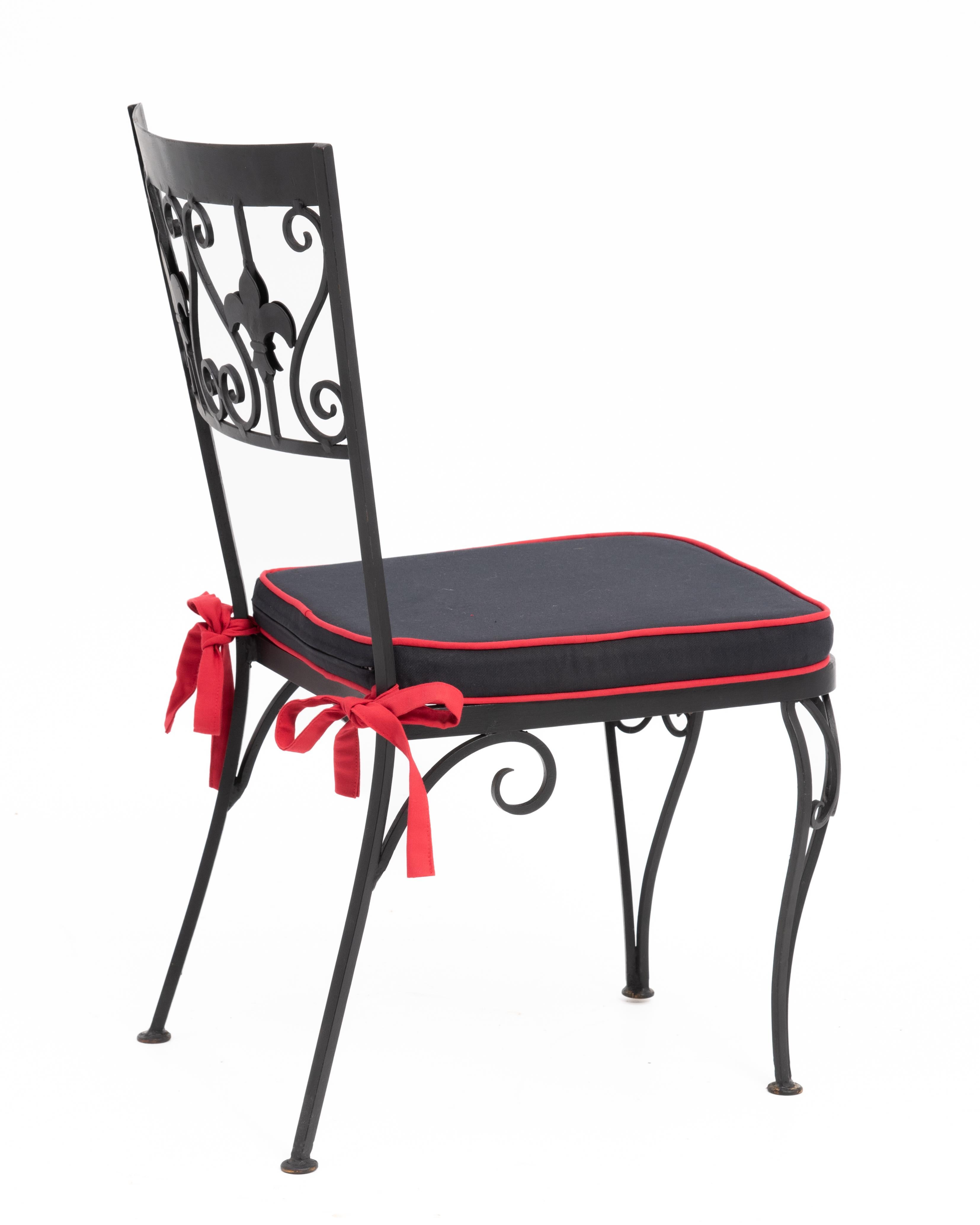 American Hollywood Regency Wrought Iron Fleur-De-Lis Dining Chairs 1960s - a Set of 6 For Sale