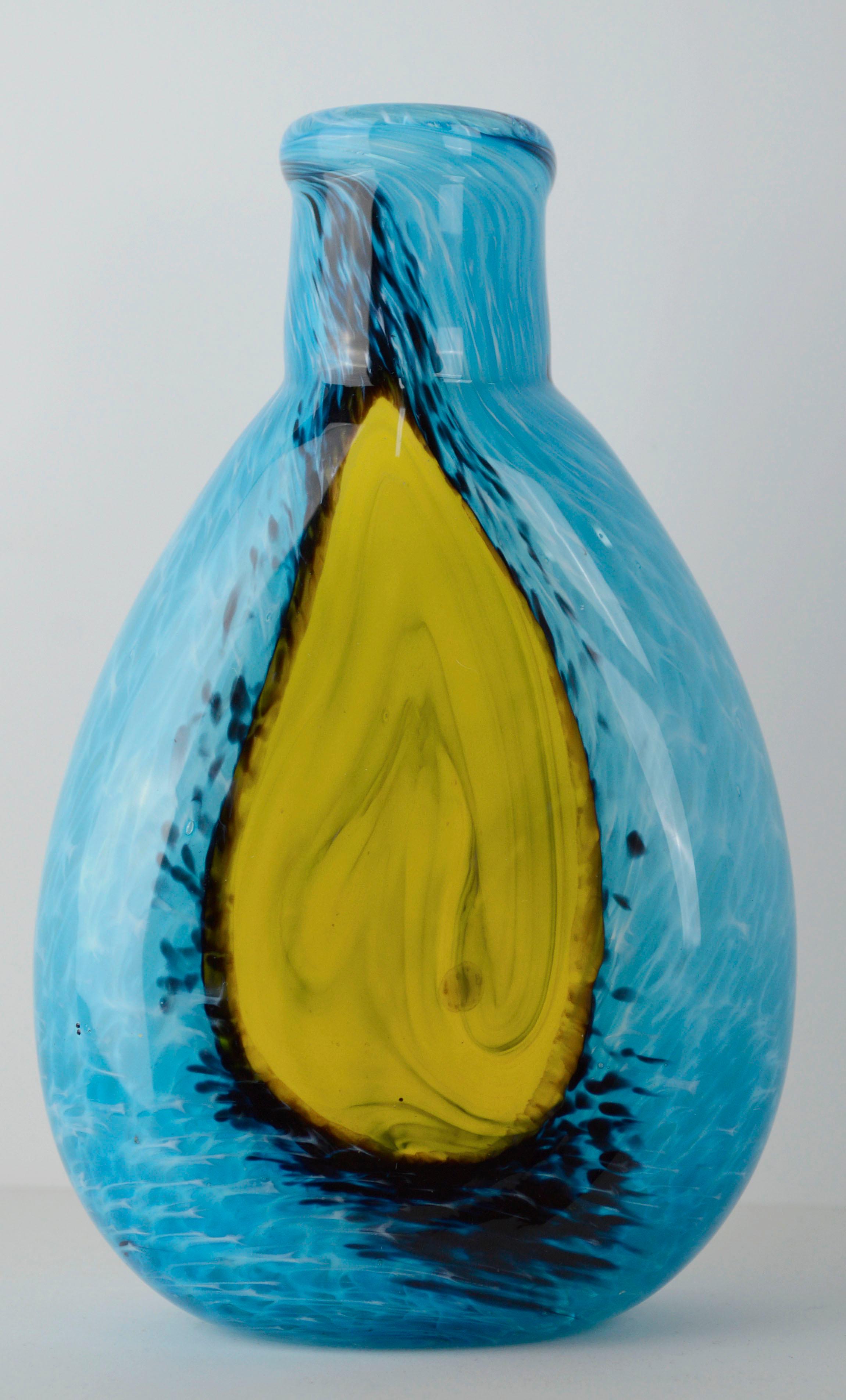 Vase moderne en verre soufflé bleu et jaune cyan, signé M. Saull

Vase en verre bleu cyan vibrant avec des accents jaunes et noirs rappelant l'agate. Le vase est soufflé à la main et a une forme organique, légèrement asymétrique. Signé à la main 
