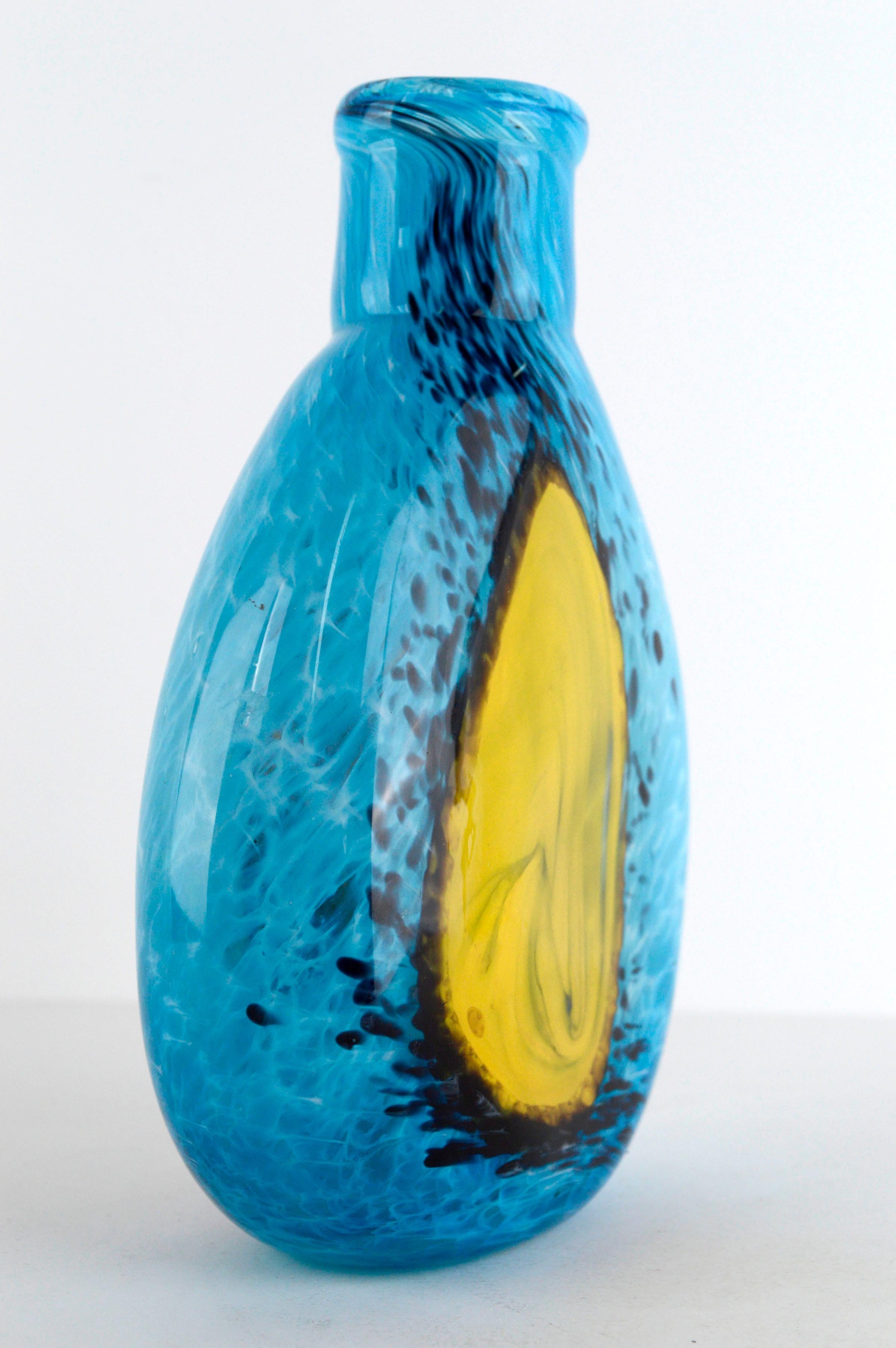 Organique Vase moderne en verre soufflé bleu Cyan et jaune, signé M. Saull en vente