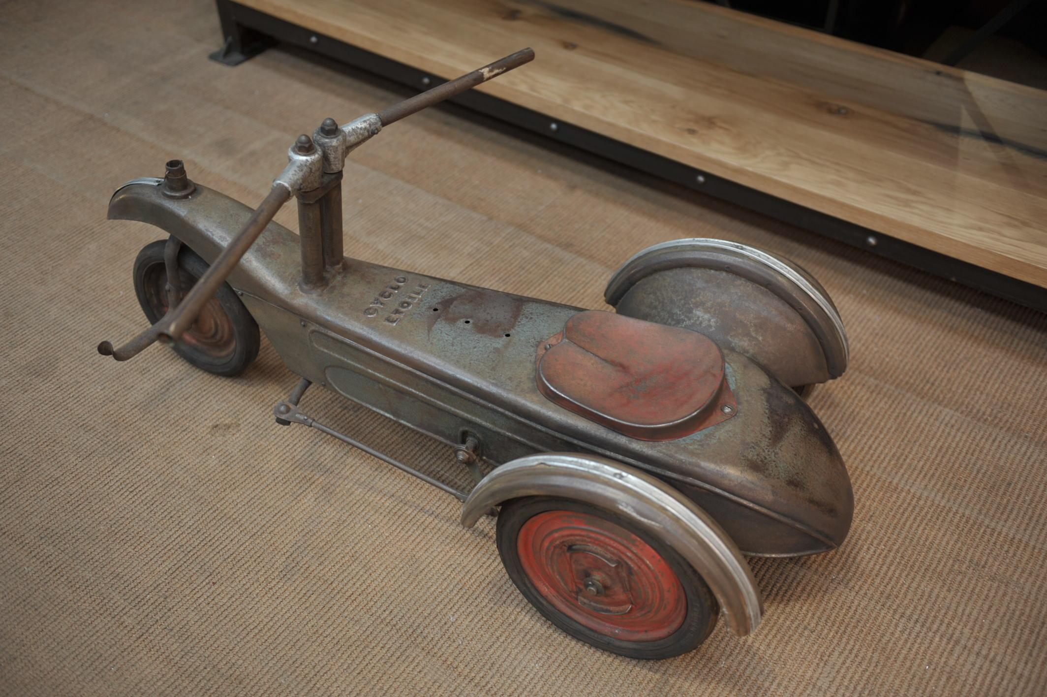 Rare Cyclo étoile metal French rowing machine or bike with 3 wheels working with arms. All original and also very nice original patina, 1950s.