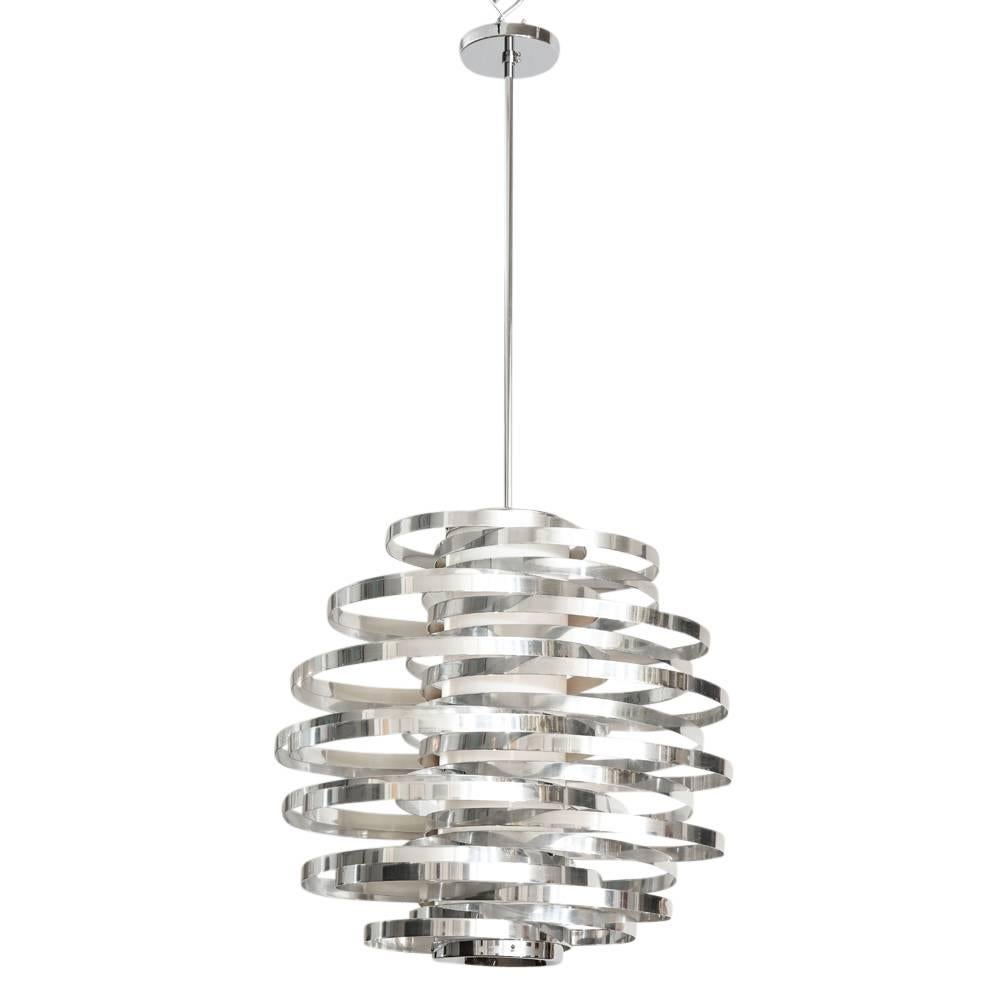 Lustre Cyclone, aluminium, bandes métalliques chromées. Construit avec des bandes en aluminium poli et un diffuseur cylindrique en plastique. Le corps du luminaire mesure : 23