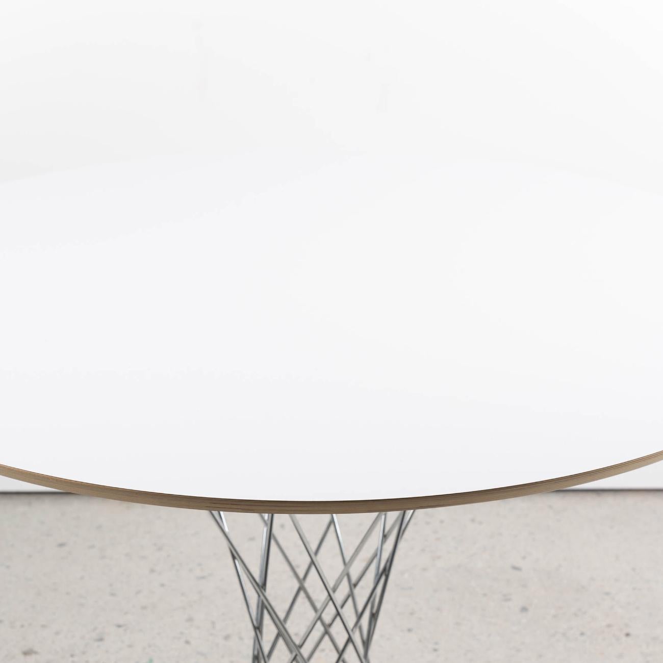 With an eye-catching wire silhouette and cast-iron black base, the Noguchi Cyclone table was originally created as a playful stool, and later scaled to table size when Hans Knoll told Noguchi he thought the design would be a perfect complement to