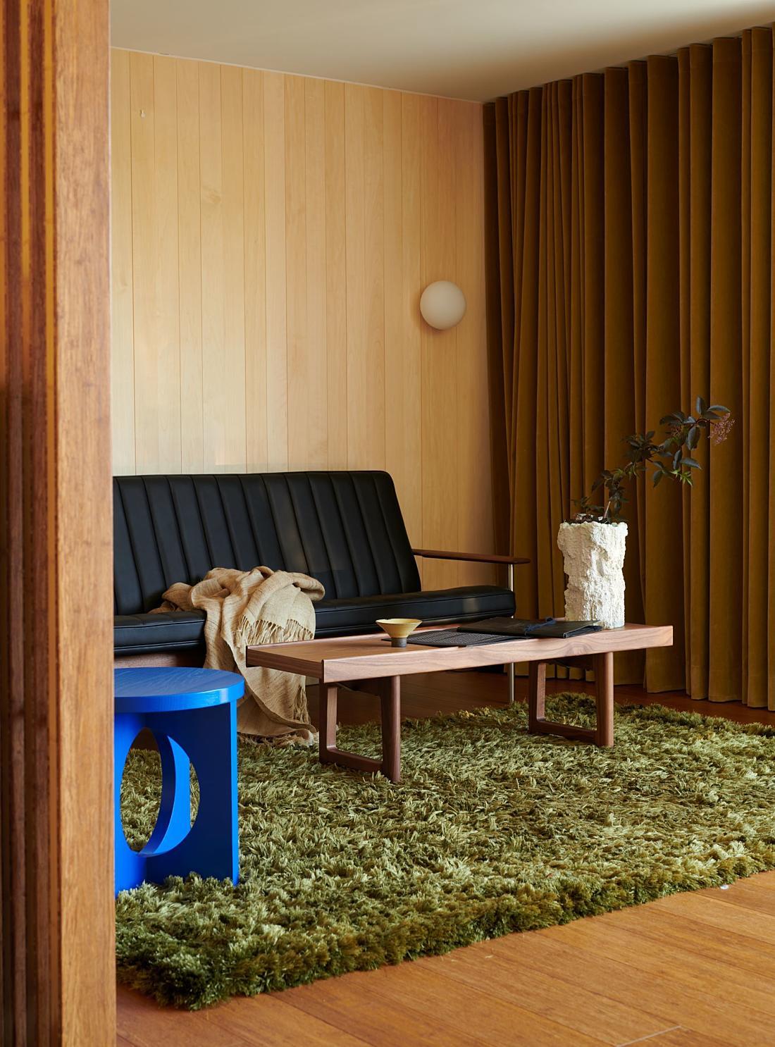 Tavolo Cyclop 405 / Tavolino
da Tron Meyer

Un piccolo sgabello, tavolino o comodino in frassino massiccio colorato. Basato sulla geometria tradizionale, è realizzato con un cerchio estratto al centro che rende più interessanti i diversi punti di