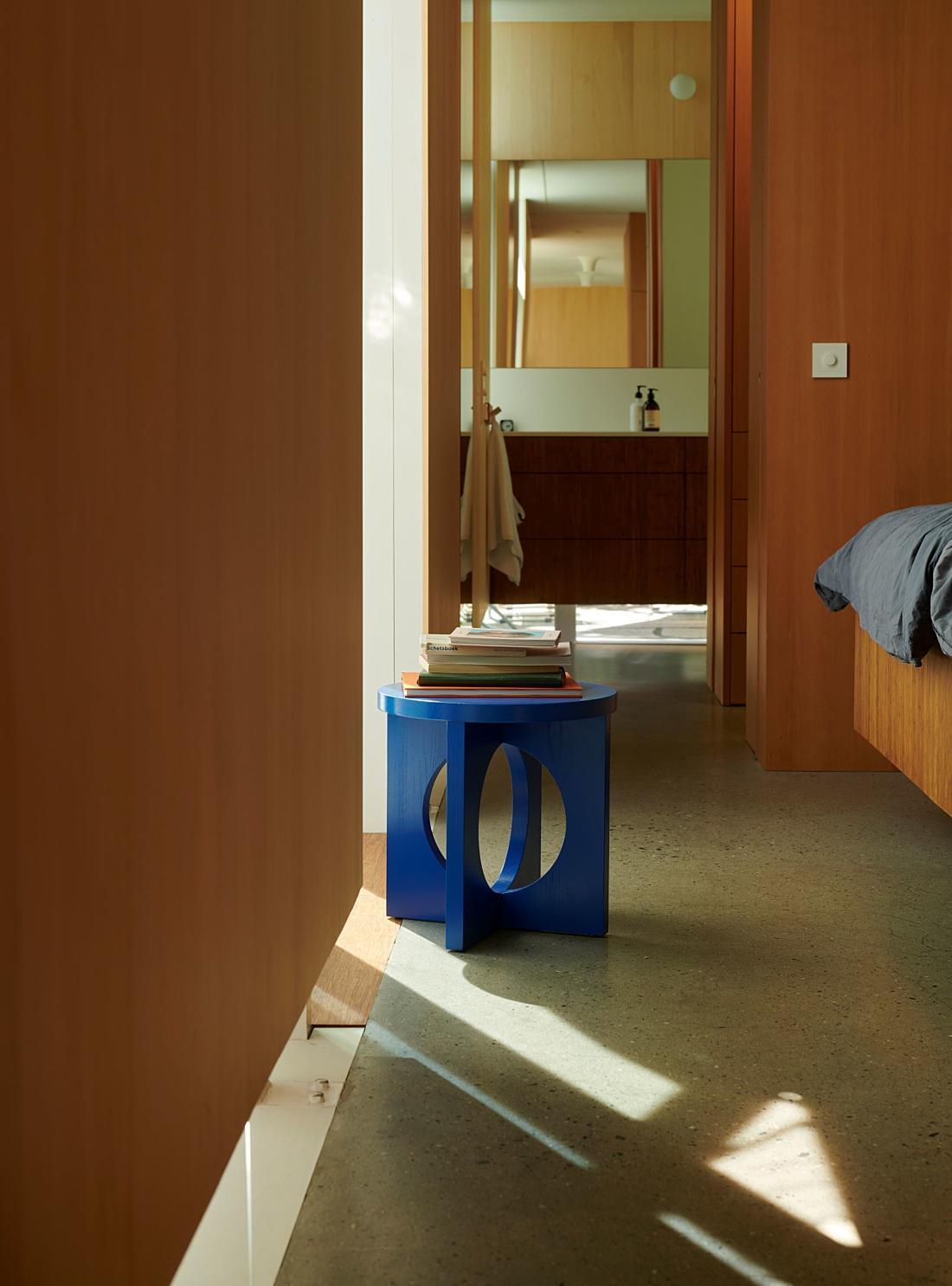 Moderno Tavolo Cyclop 405 di Anderssen & Voll in impiallacciato di betulla laccato in vendita