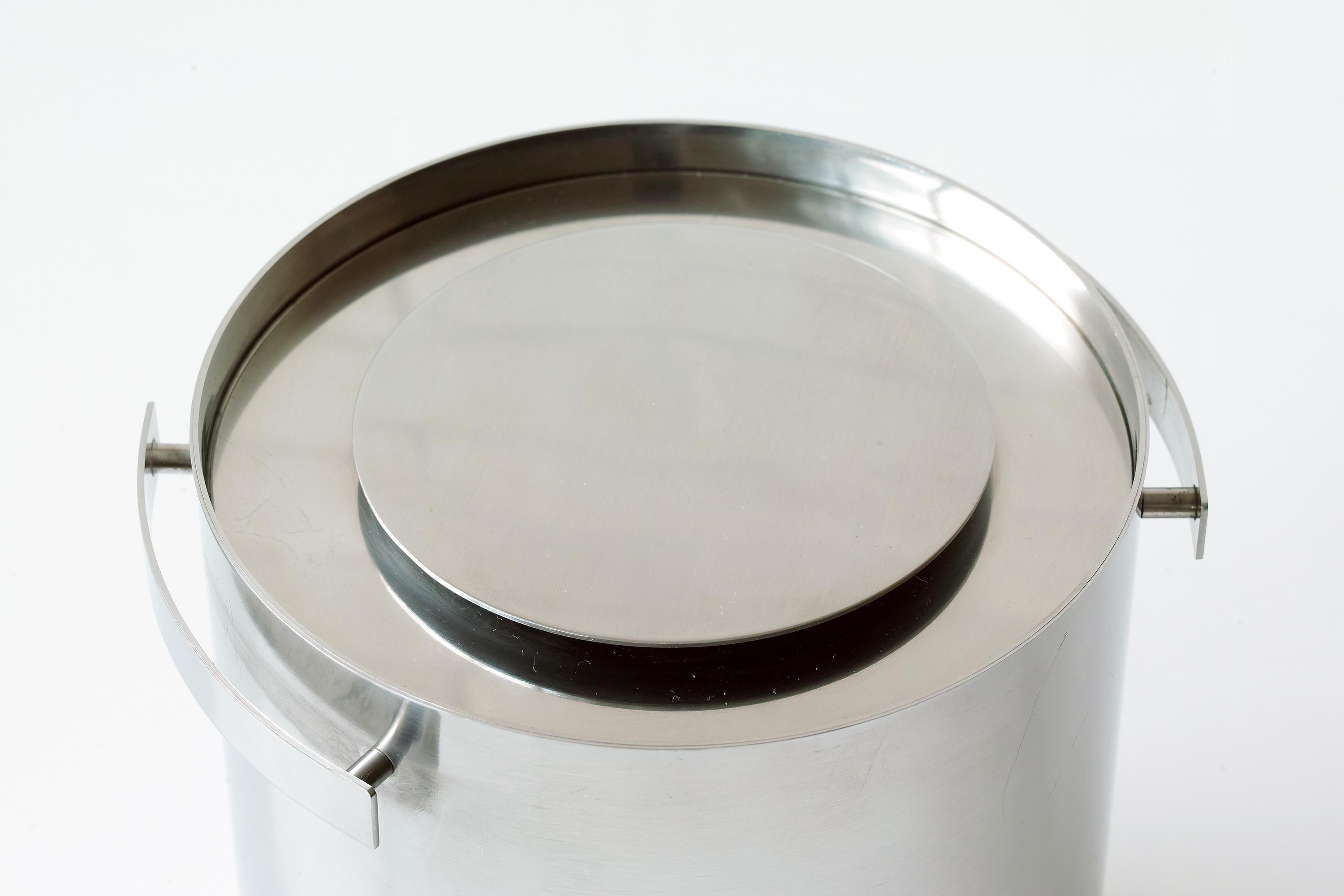 Scandinavian Modern Cylinda Champagne Cooler / Ice Bucket by Arne Jacobsen for Stelton Denmark For Sale