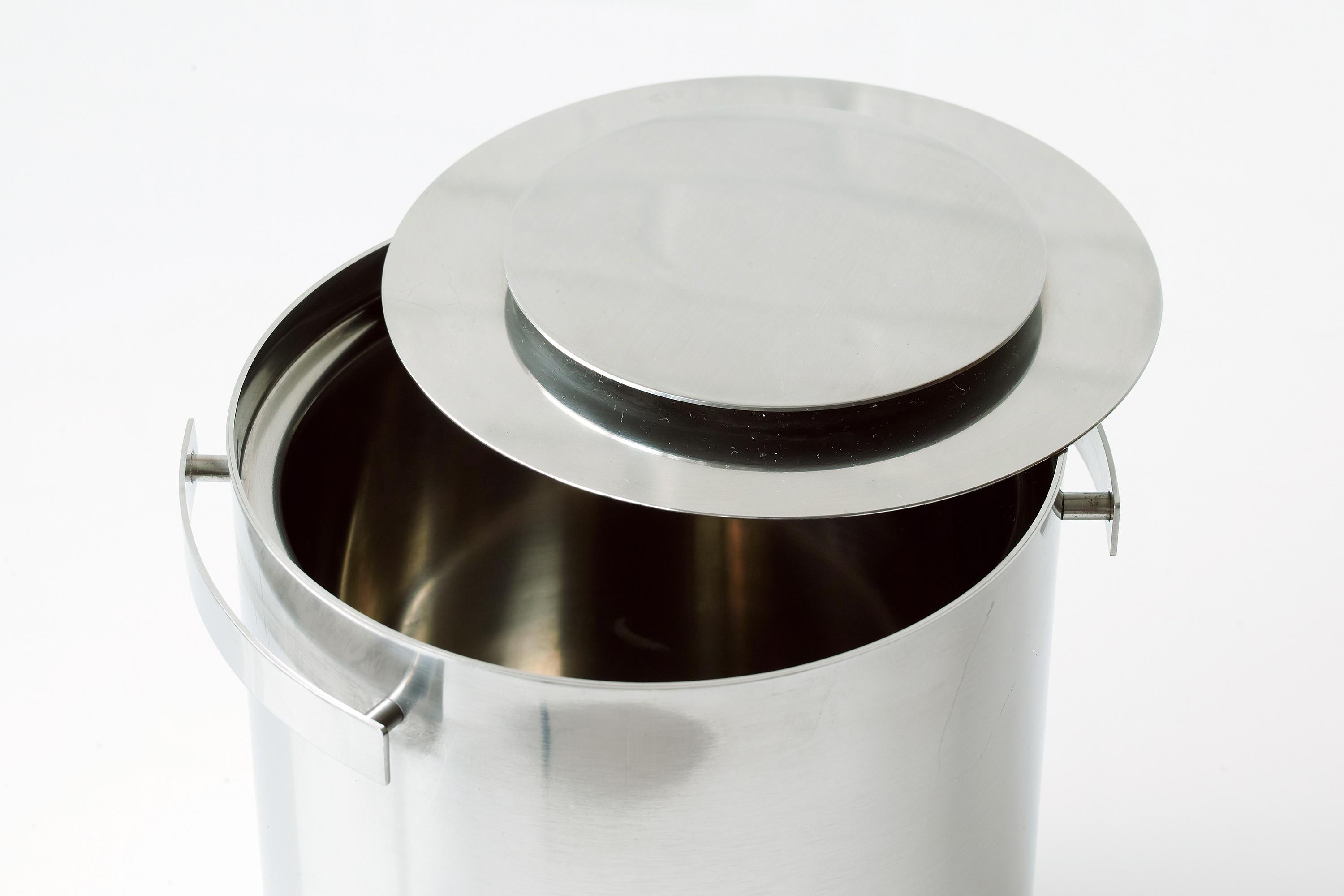 Danish Cylinda Champagne Cooler / Ice Bucket by Arne Jacobsen for Stelton Denmark For Sale