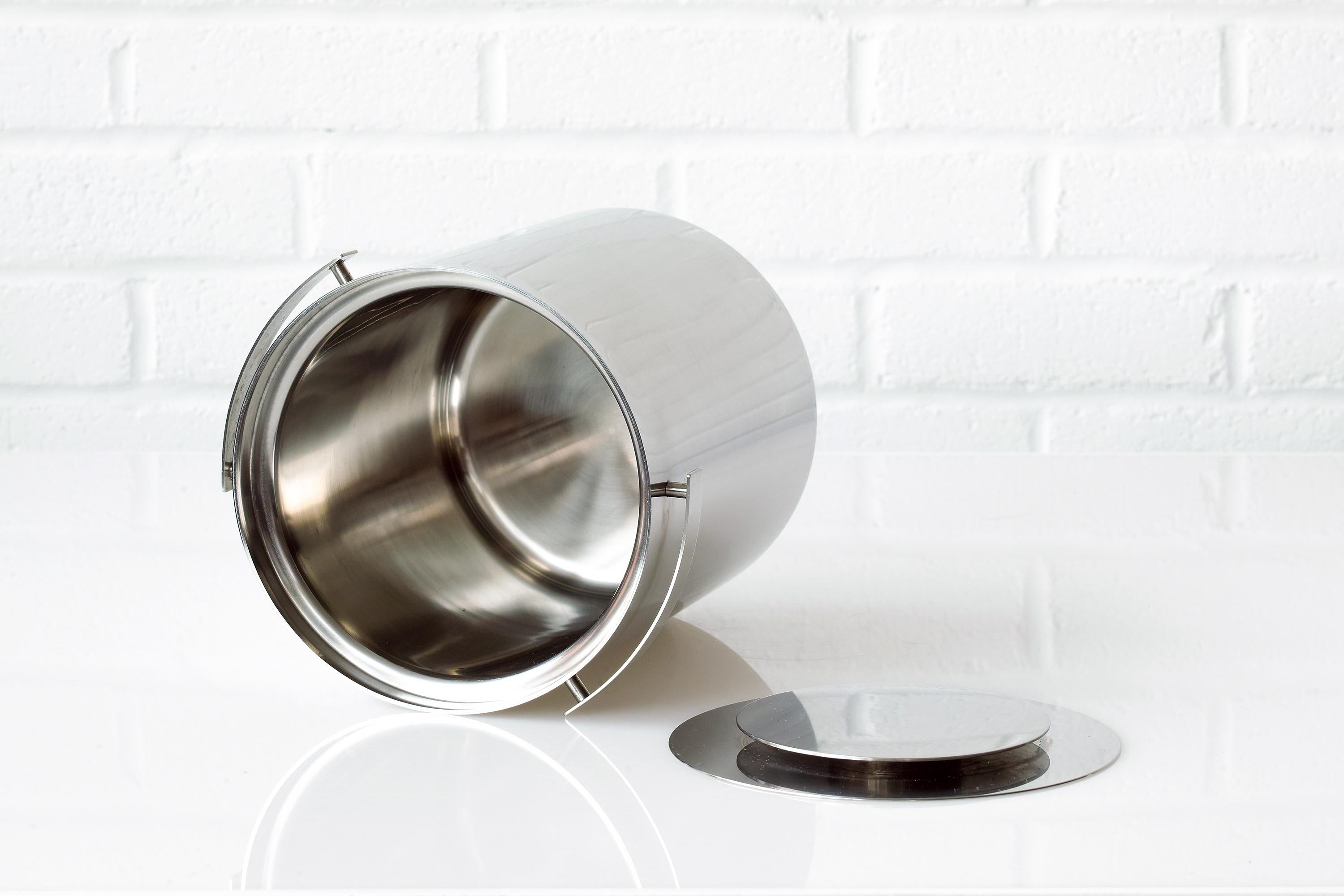 Cylinda Champagne Cooler / Ice Bucket by Arne Jacobsen for Stelton Denmark In Good Condition For Sale In Brooklyn, NY