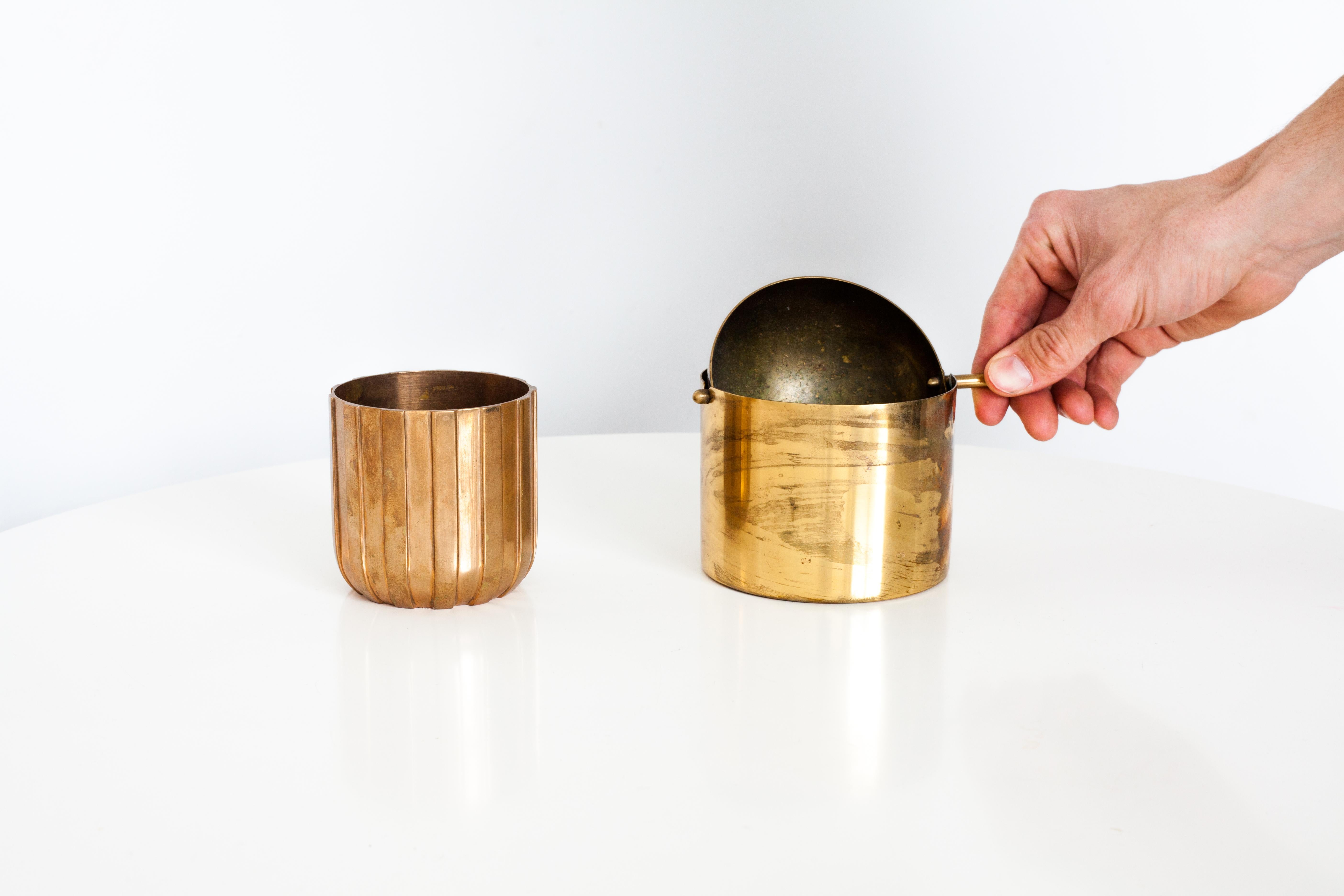 The brass variation of the cylinda-line ashtray by Arne Jacobsen for Stelton is a rare edition. The top half-sphere smoothly rotates to depose of ash in the bucket below. Function and simple but yet an elegant solution made of enduring