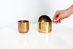 Cendrier Cylinda-Line en laiton d'Arne Jacobsen X Stelton avec vase "Vendor" en laiton