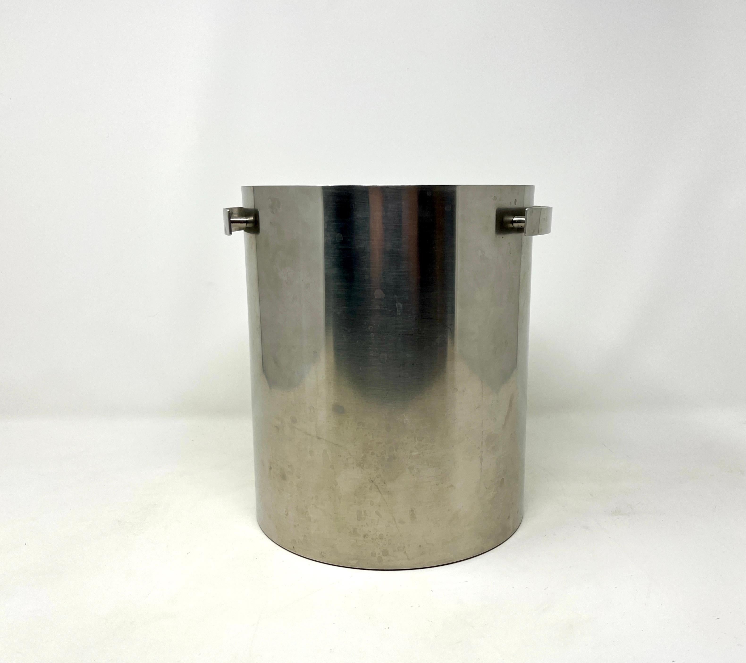 El legendario Arne Jacobsen diseñó esta champañera atemporal para Stelton, fabricada hacia 1970. Fabricada en acero inoxidable cepillado con la marca Stelton, Dinamarca, y numerada 18/8. 

Buen estado vintage. Sin arañazos, abolladuras ni daños.

La