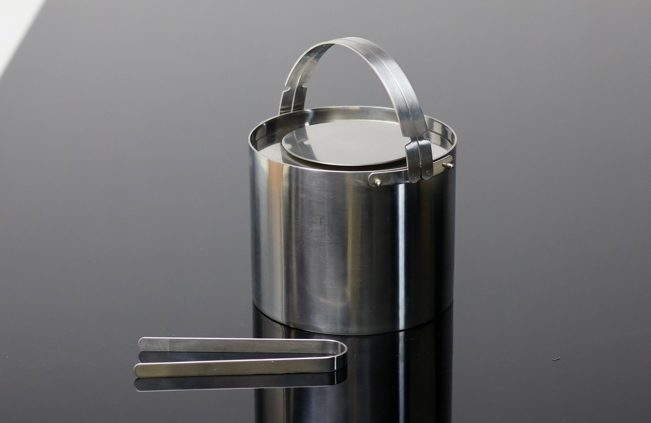 Cylinda Stainless Steel Ice Bucket with Tongs by Arne Jacobsen for Stelton, 1970 (Dänisch) im Angebot