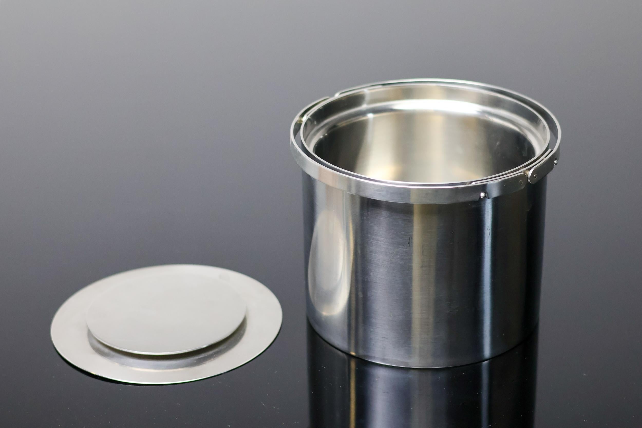 Cylinda Stainless Steel Ice Bucket with Tongs by Arne Jacobsen for Stelton, 1970 im Zustand „Gut“ im Angebot in Dronten, NL