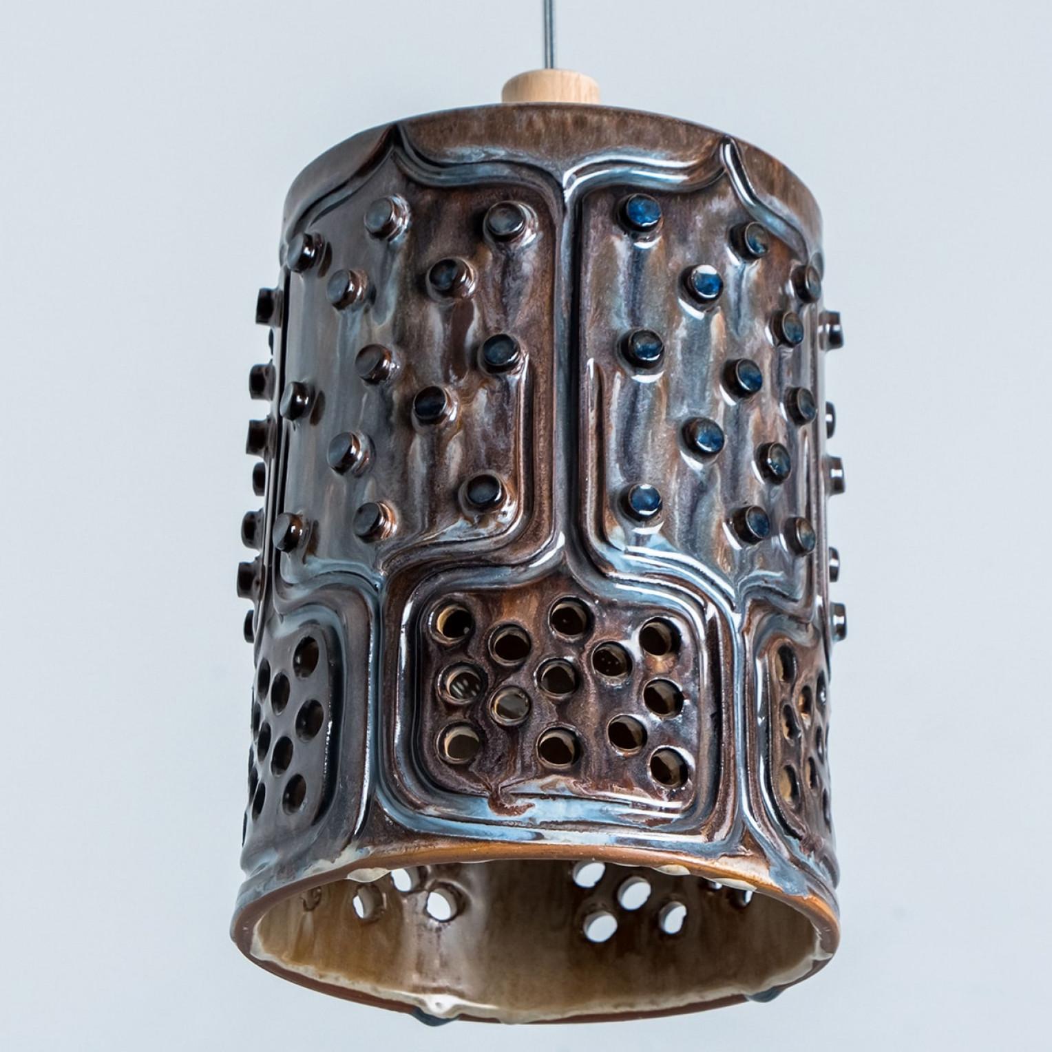 Lampada a sospensione cilindrica in ceramica marrone, Danimarca, 1970 In condizioni buone in vendita a Rijssen, NL