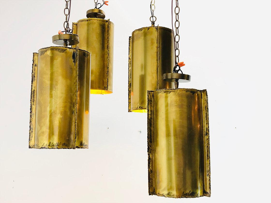 Cylinder brutalist tube pendant, four pendants available. Fixture is in good vintage condition with some wear due to age and use. Original wiring, circa 1970s.

The listing is for 4 individual pendants. 

 Dimensions: 8