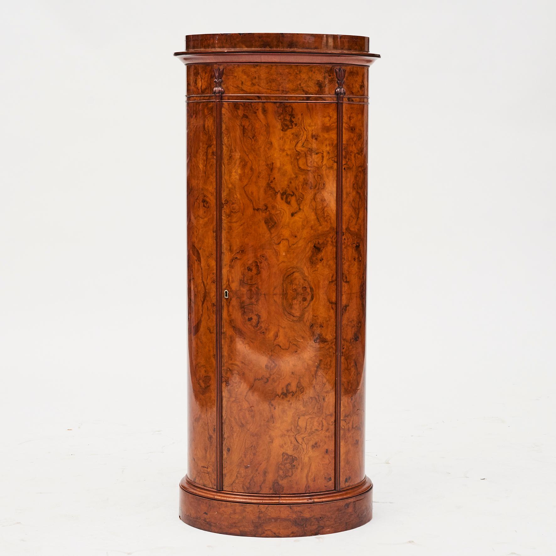 Cylinder burl walnut pedestal cabinet. Late Empire.
Oak beautifully veneered with walnut. A large front door that opens to reveal a set of three shelves.
Copenhagen, 1830-1840.