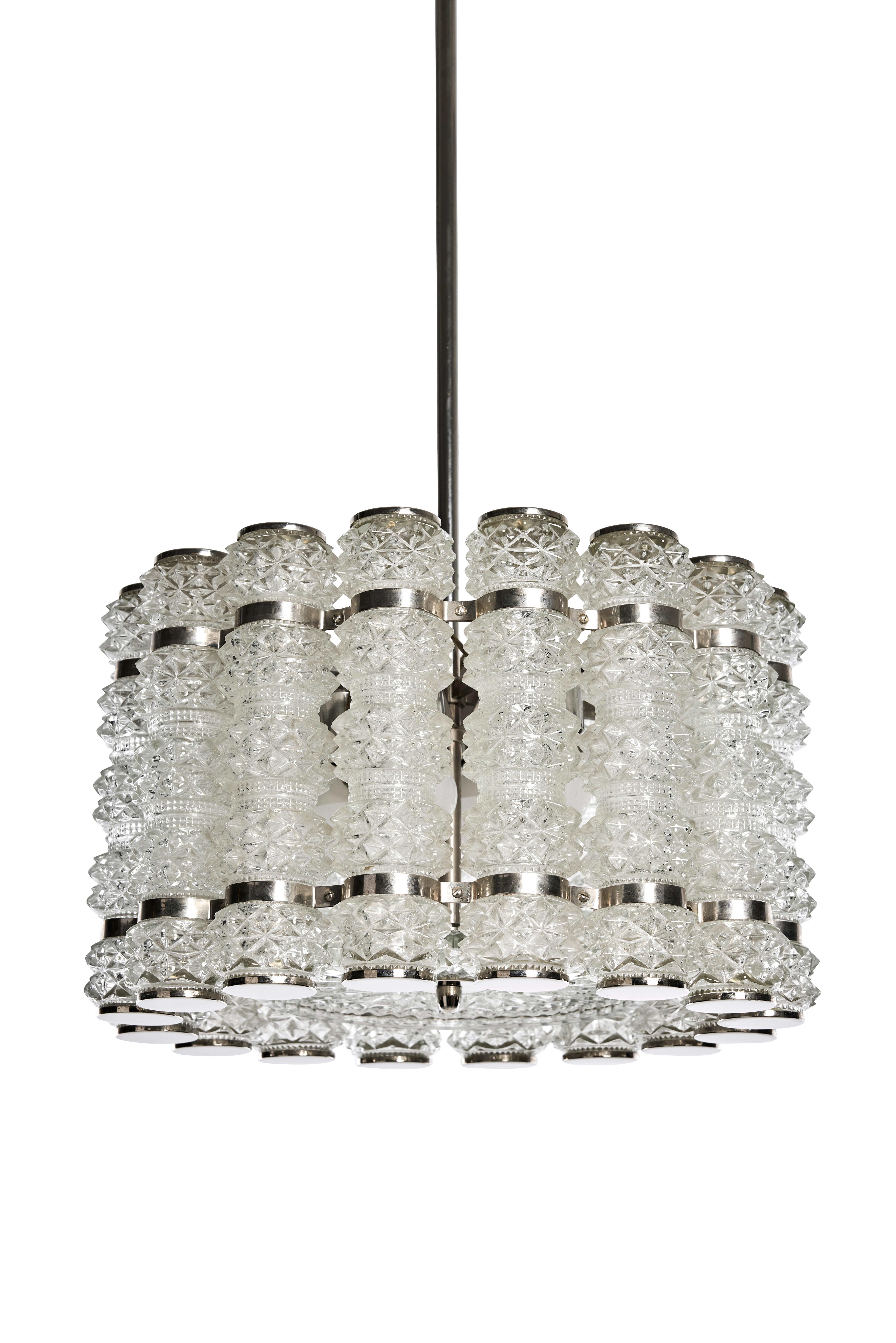 Bellissima lampada da soffitto in cristallo e cromo.
La lampada da soffitto è stata progettata in modo elegante per essere bella da qualsiasi direzione la si guardi. Se vista dal basso, la lampada assomiglia a un bellissimo fiore.
