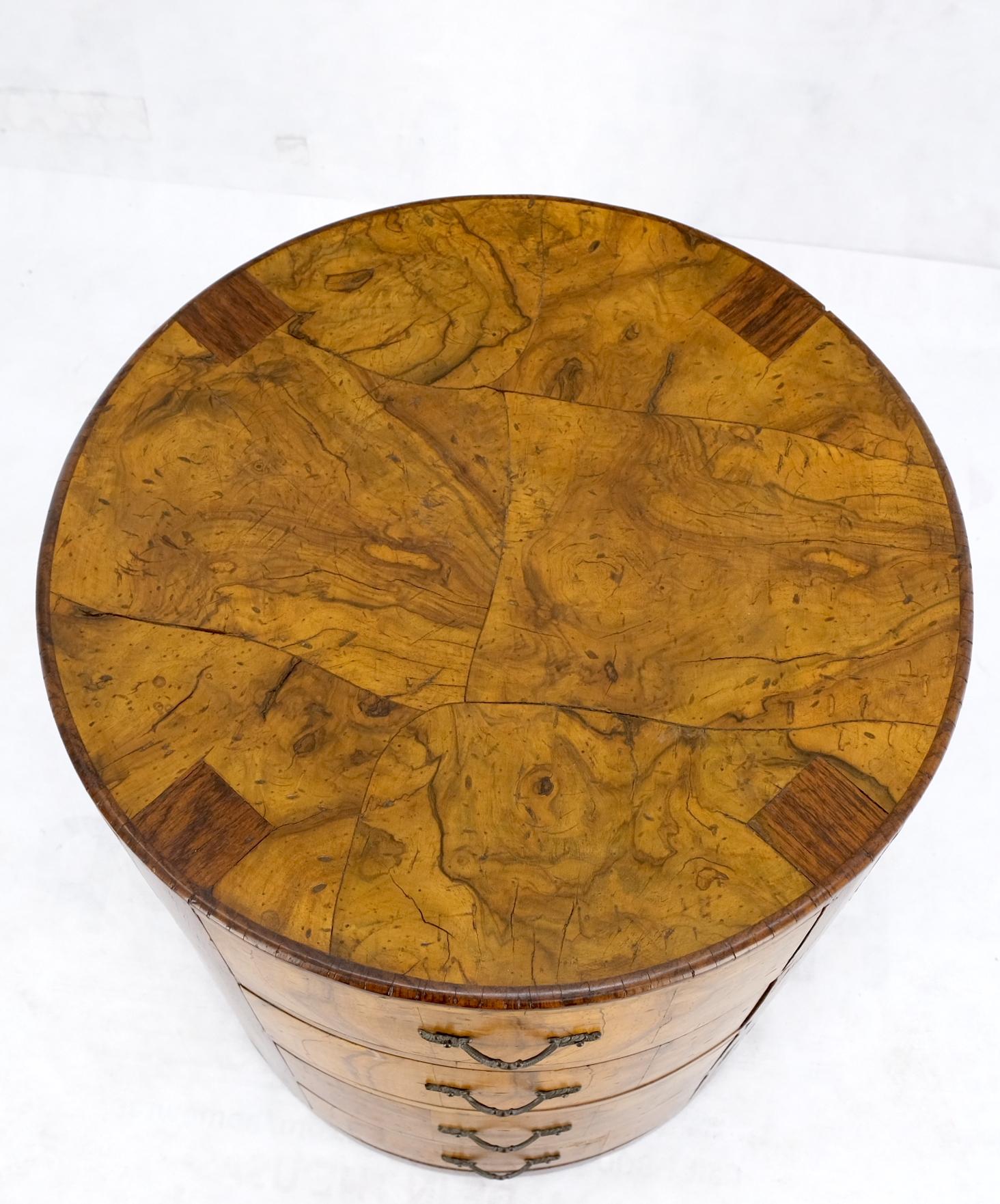 Cilindro Forma de Tambor 4 Cajones Madera de Olivo Burl Italiana Pequeña Cómoda Mesa de Pie en venta 1