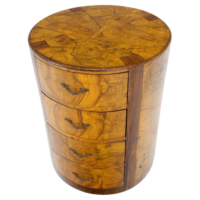 Petite table de chevet italienne à 4 tiroirs en bois de ronce d'olivier en  forme de cylindre avec support tambour En vente sur 1stDibs