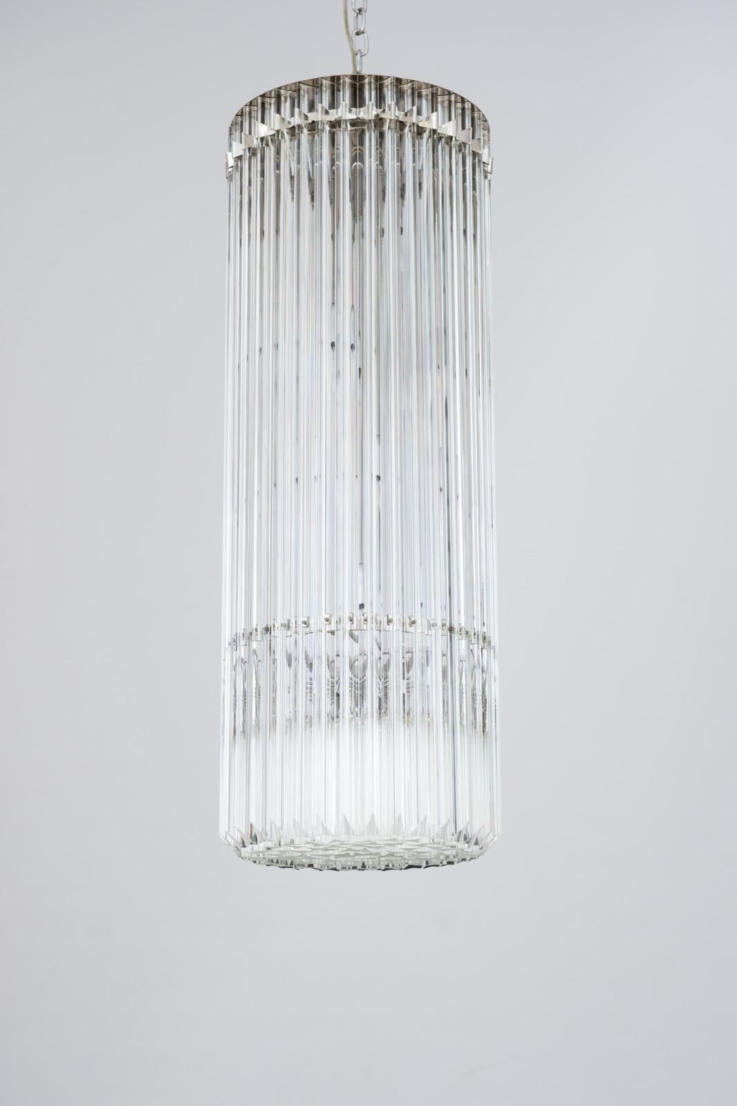 Élégante suspension cylindrique Art déco, entièrement réalisée à la main en verre soufflé de Murano dans l'île de Venise.
Cette beauté est une édition limitée, conçue et fabriquée par Giovanni Dalla Fina. Le montage encastré est composé d'un cadre