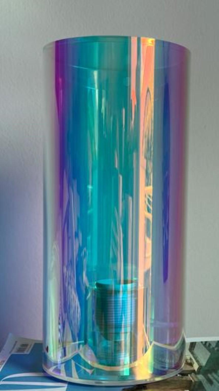 Holographische tischlampe von Brajak Vitberg
Abmessungen: B 14 x T 14 x H 30 cm
MATERIAL: Plexiglas + dichroitische Folie.

Bijelic und Brajak sind zwei Architekten aus Ljubljana, Slowenien.
Sie sind bestrebt, handwerkliche Elemente zu
