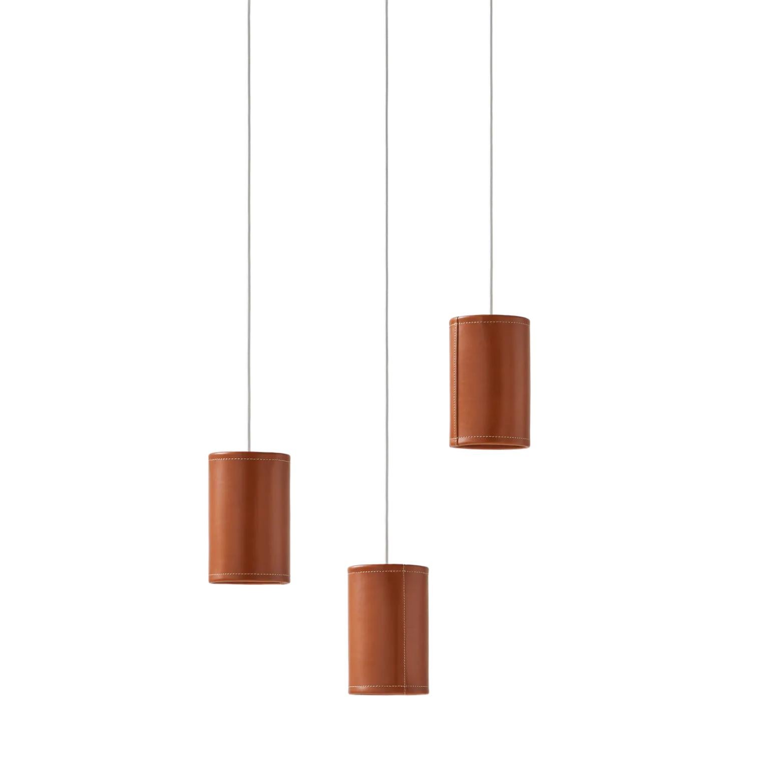 Suédois Lampe suspendue cylindrique en cuir par Cuero Design en vente