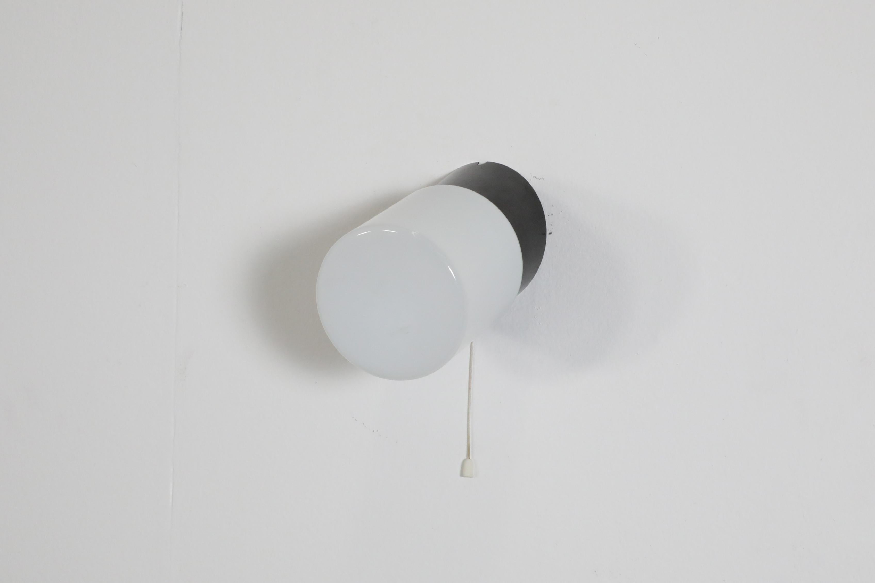 Applique cylindrique en verre dépoli avec base en bakélite noire et interrupteur à cordes en vente 3