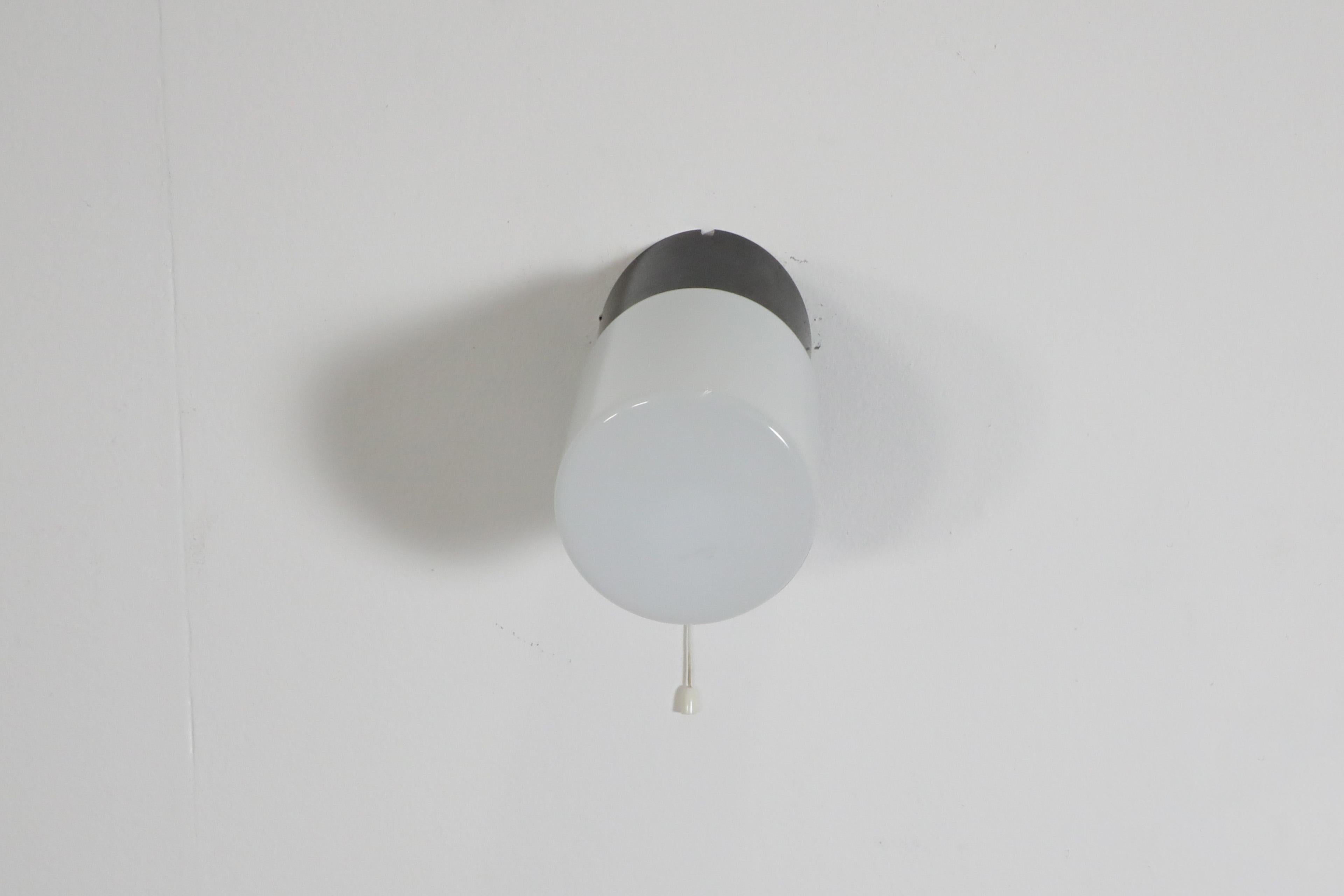 Verre dépoli Applique cylindrique en verre dépoli avec base en bakélite noire et interrupteur à cordes en vente