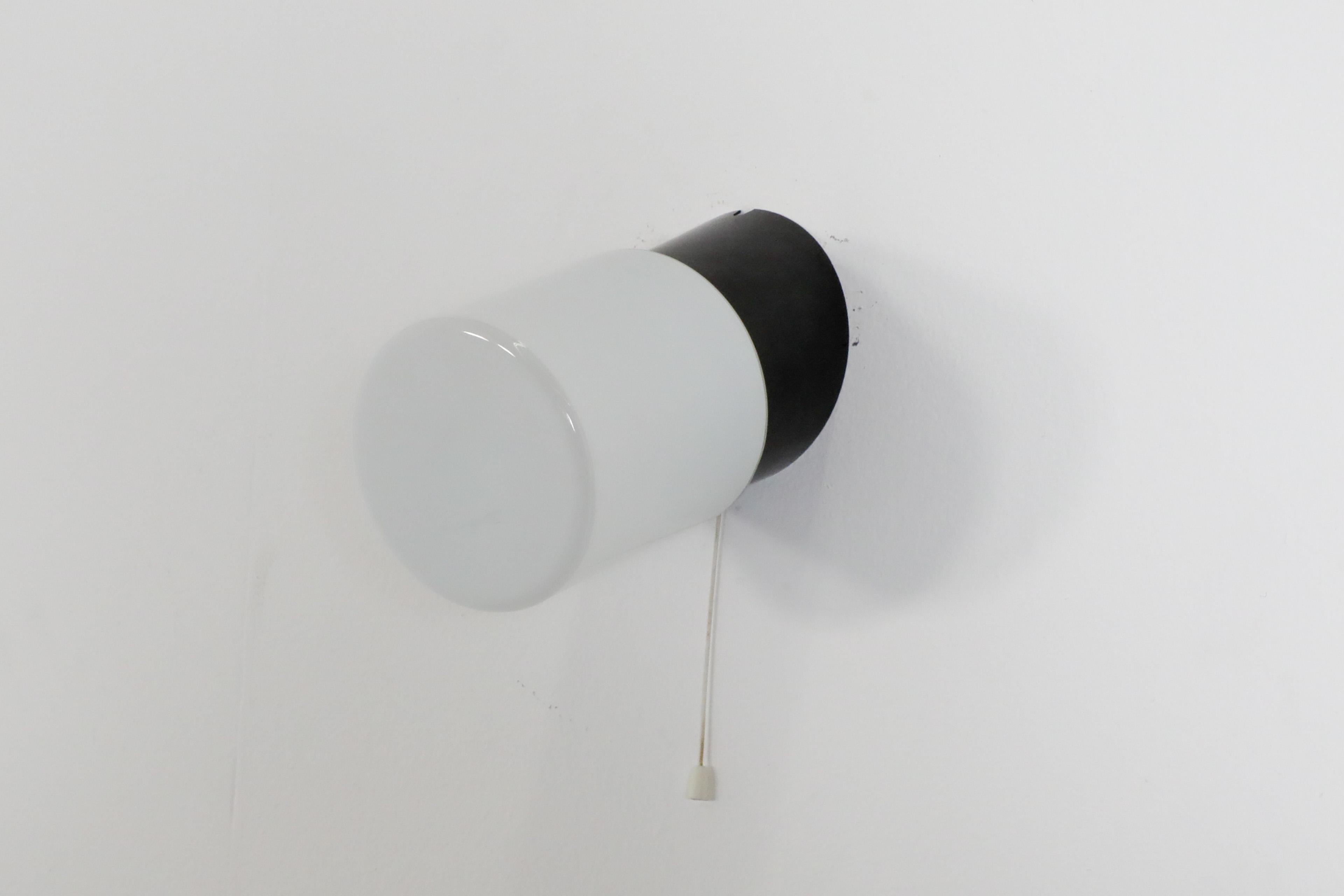 Applique cylindrique en verre dépoli avec base en bakélite noire et interrupteur à cordes en vente 2