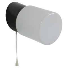 Zylinder- Milchglas-Wandleuchter mit schwarzem Bakelit-Sockel und Pull String Switch
