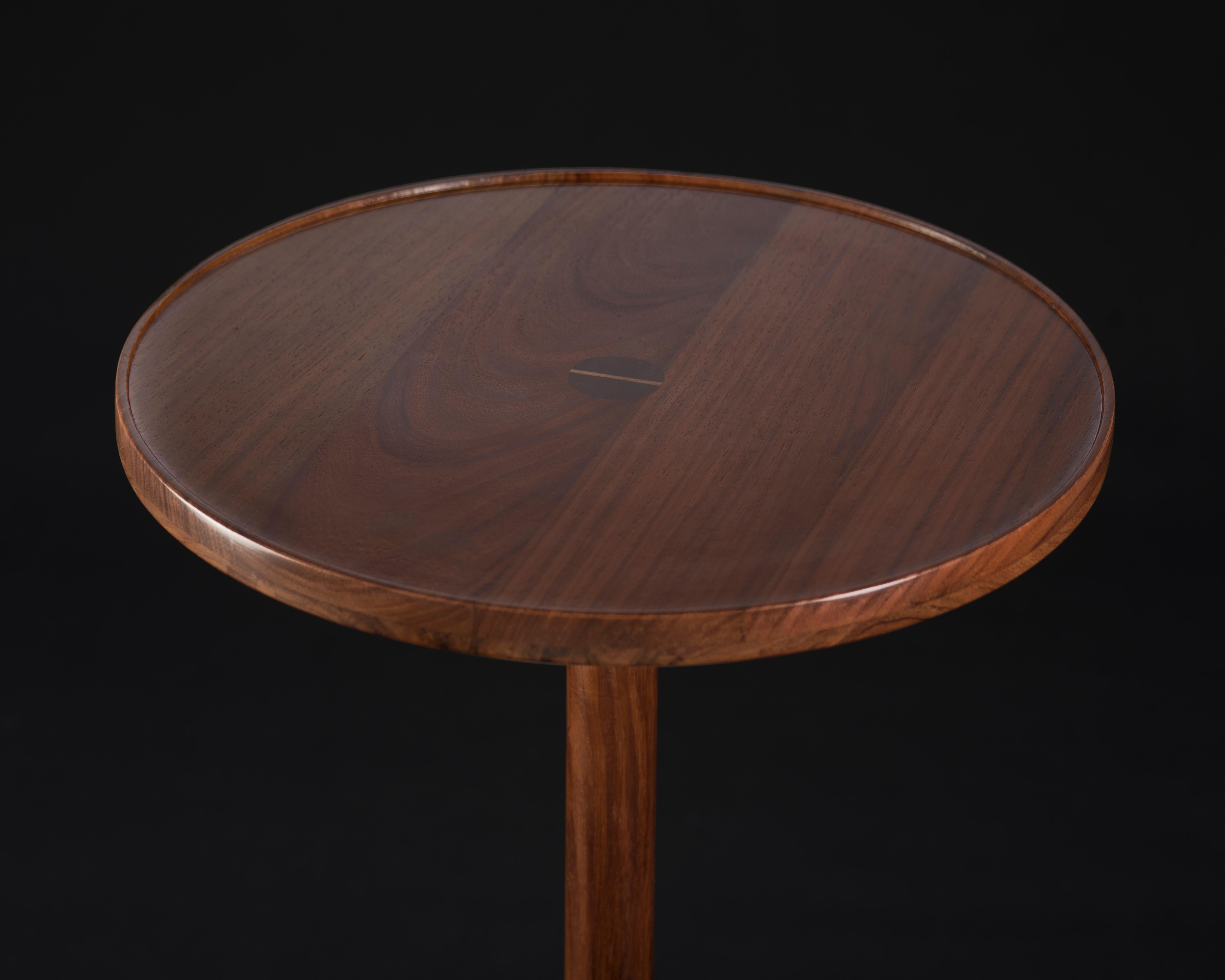 Honoring the process of craftsmanship, geometry makes poetry in the Mesa Monterrey. The table is turned by hand; the base is made of a marble cylinder, the top is made of solid tzalam wood. With strength, resistance, and honesty in the raw materials