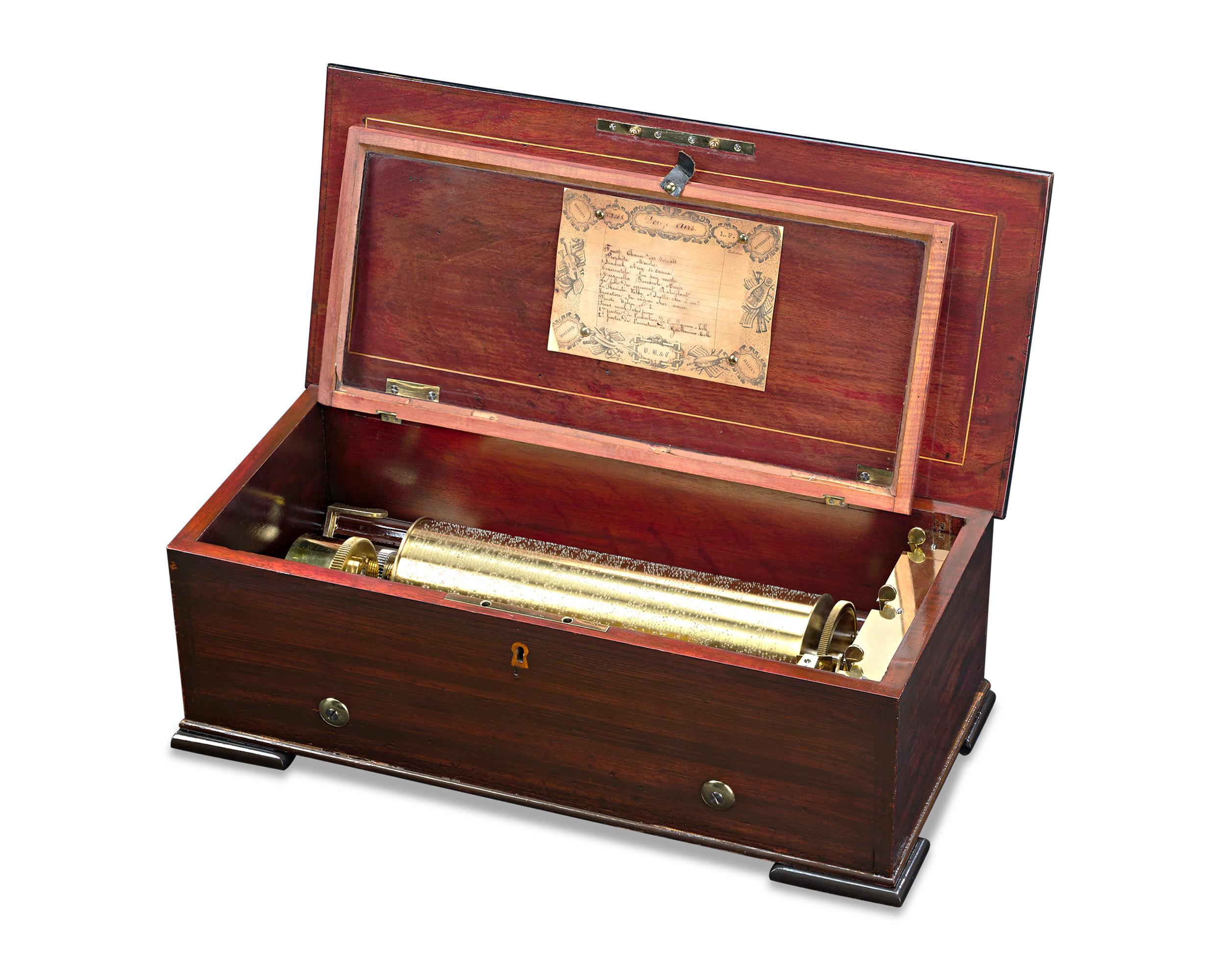 Questo eccezionale carillon a cilindro svizzero è stato realizzato dalla prestigiosa ditta Le Coultre Freres di Ginevra. L'intricato movimento esegue una selezione di dodici brani popolari con un suono fine e chiaro, tra cui l'aria 