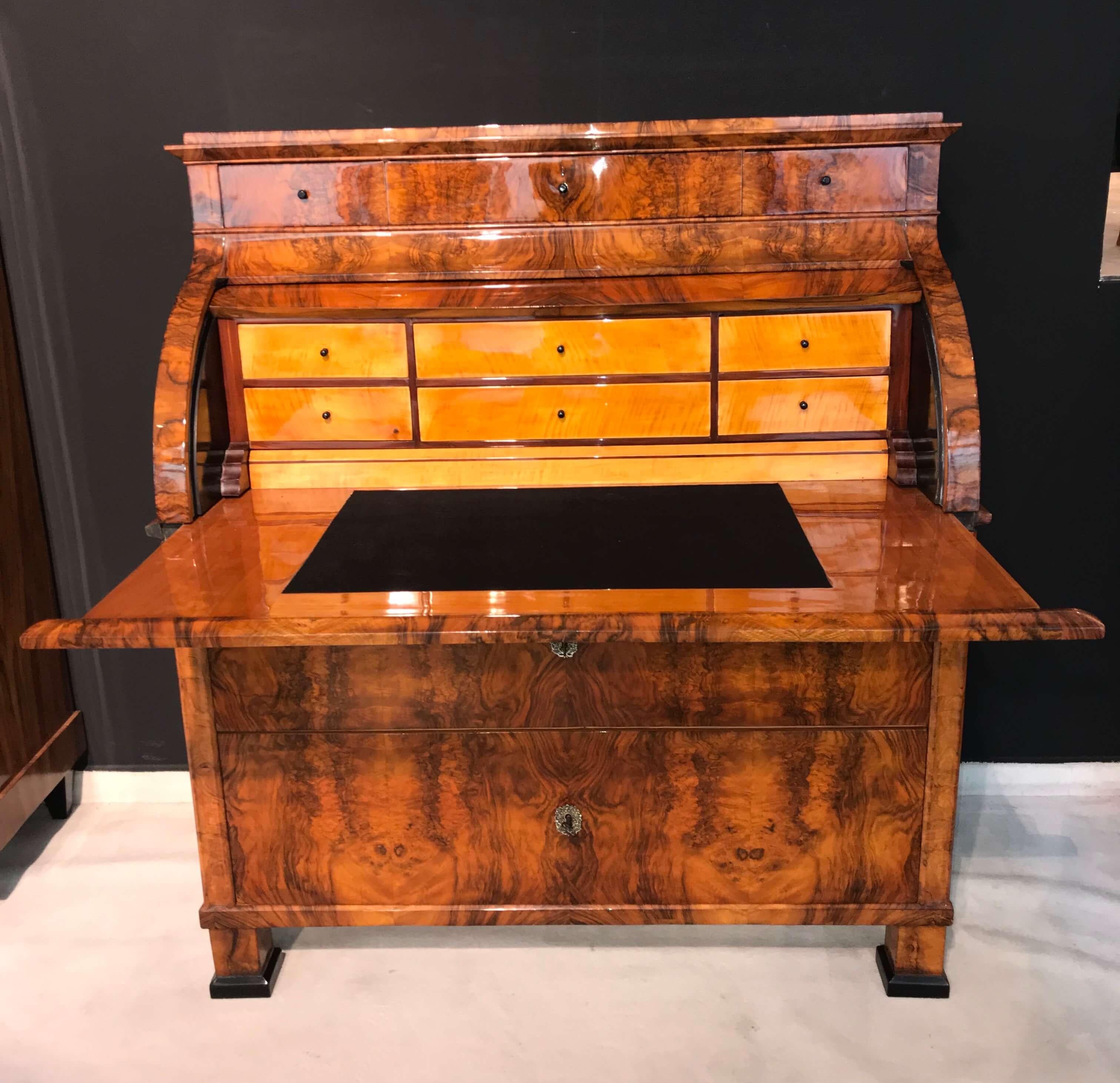 Elegant, classicist Biedermeier cylinder Secretaire from South Germany, circa 1820.

Wonderful walnut veneer, inside with maple and mahogany inlays. Fine original brass fittings.
Two big drawers in the bottom, three head-drawers at the