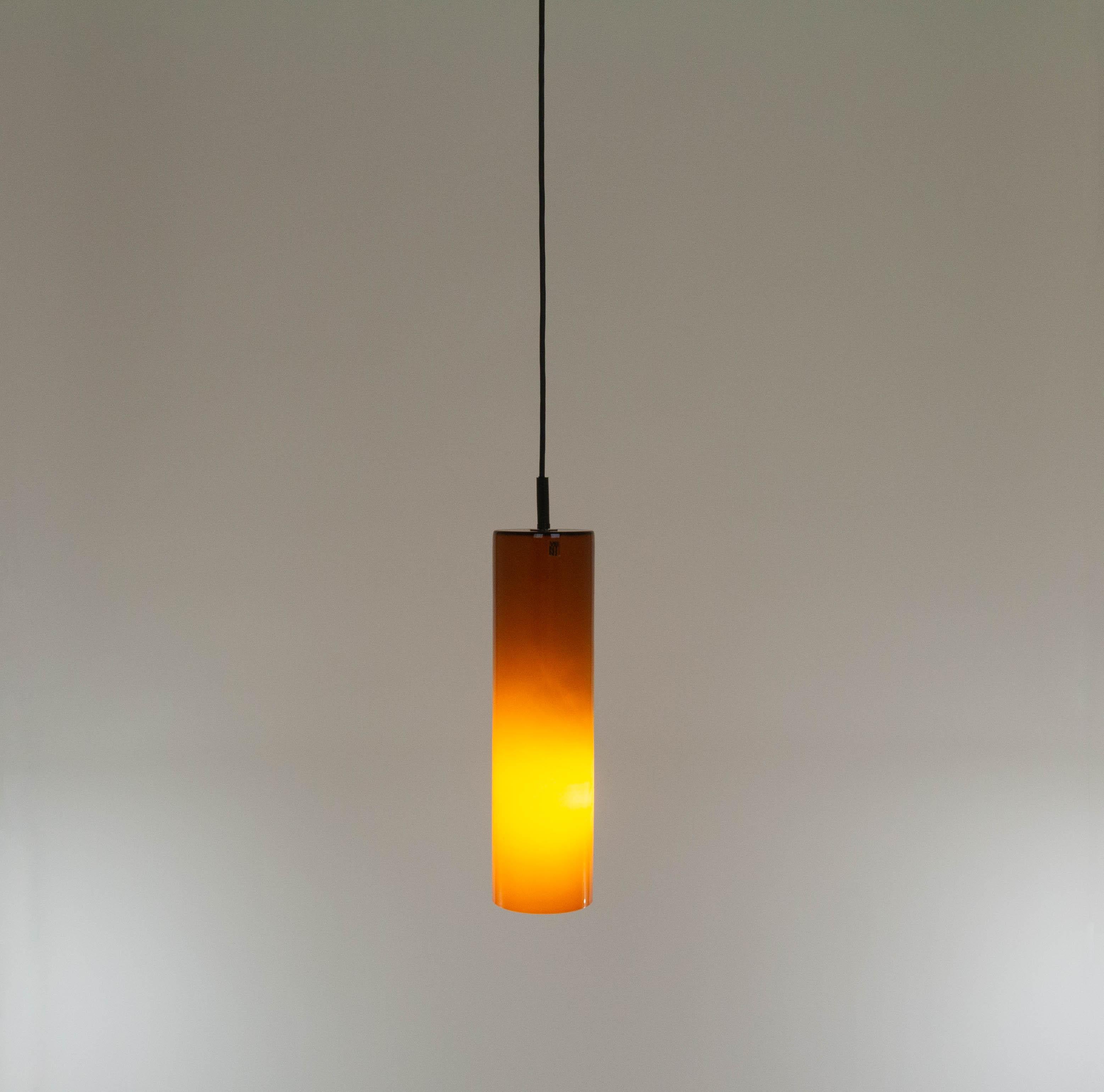 Mid-Century Modern Lampe à suspension en forme de cylindre en verre de Murano ambré de Venini, années 1980 en vente