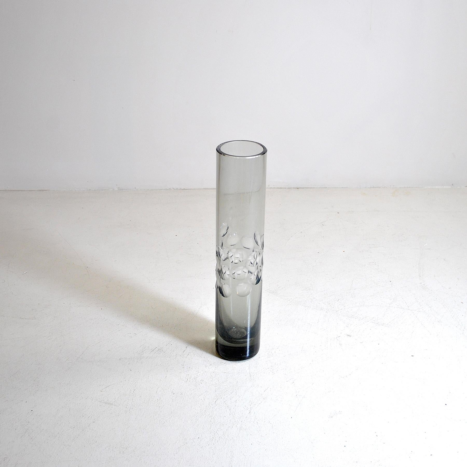 Un vase cylindrique fin des années 1960 en verre fumé.